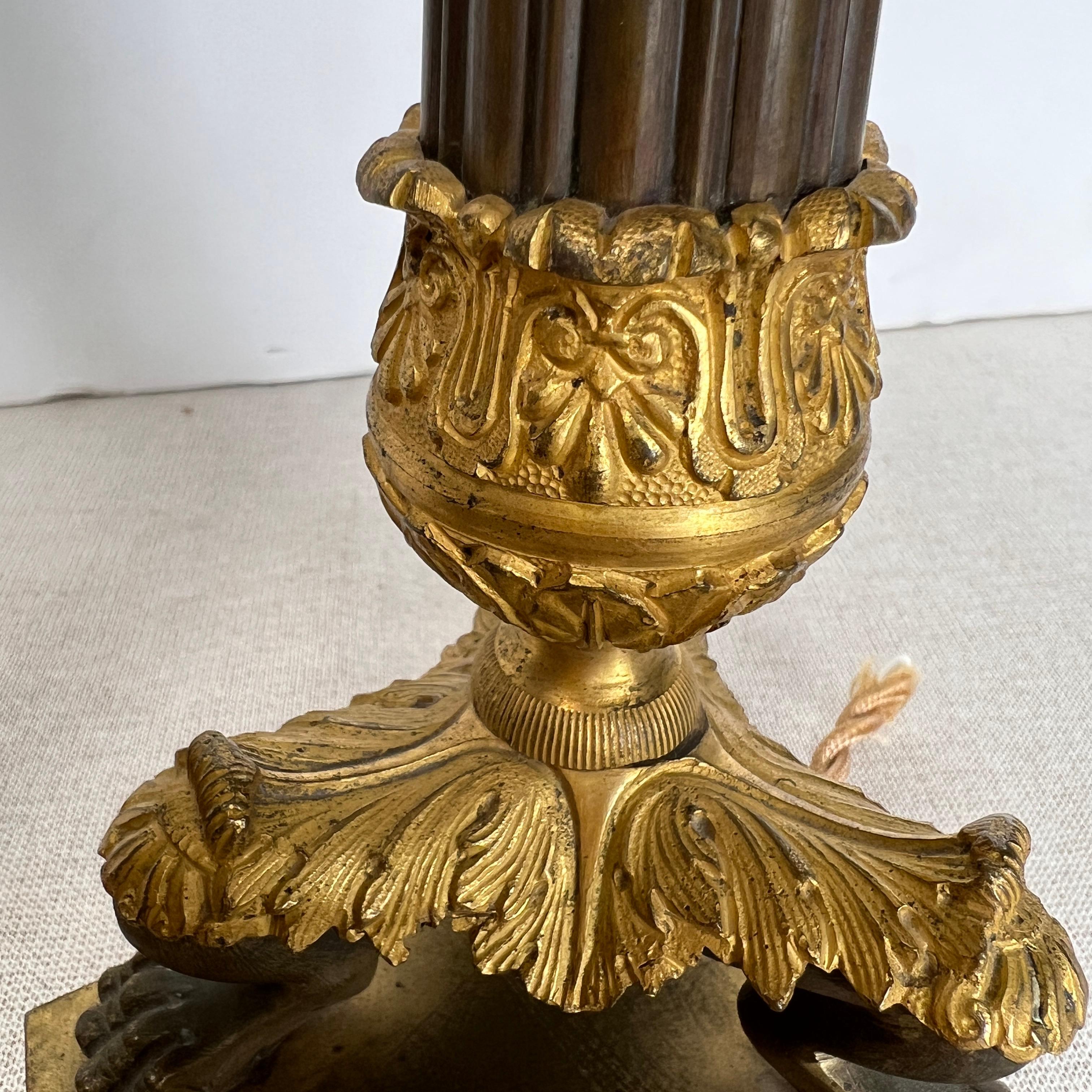 Coppia di candelieri impero francesi del XIX secolo in marrone e oro. in vendita 13