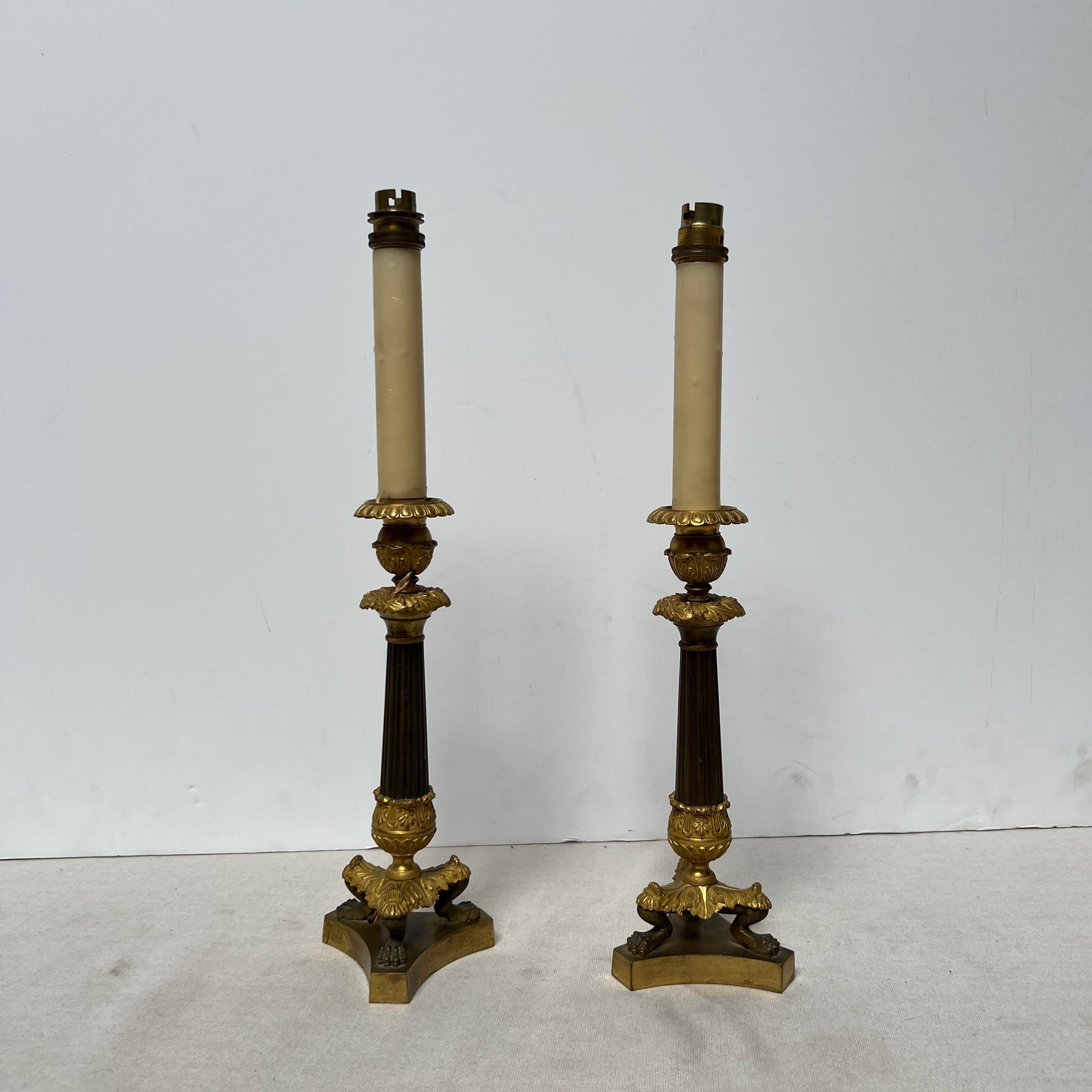 Restaurazione Coppia di candelieri impero francesi del XIX secolo in marrone e oro. in vendita