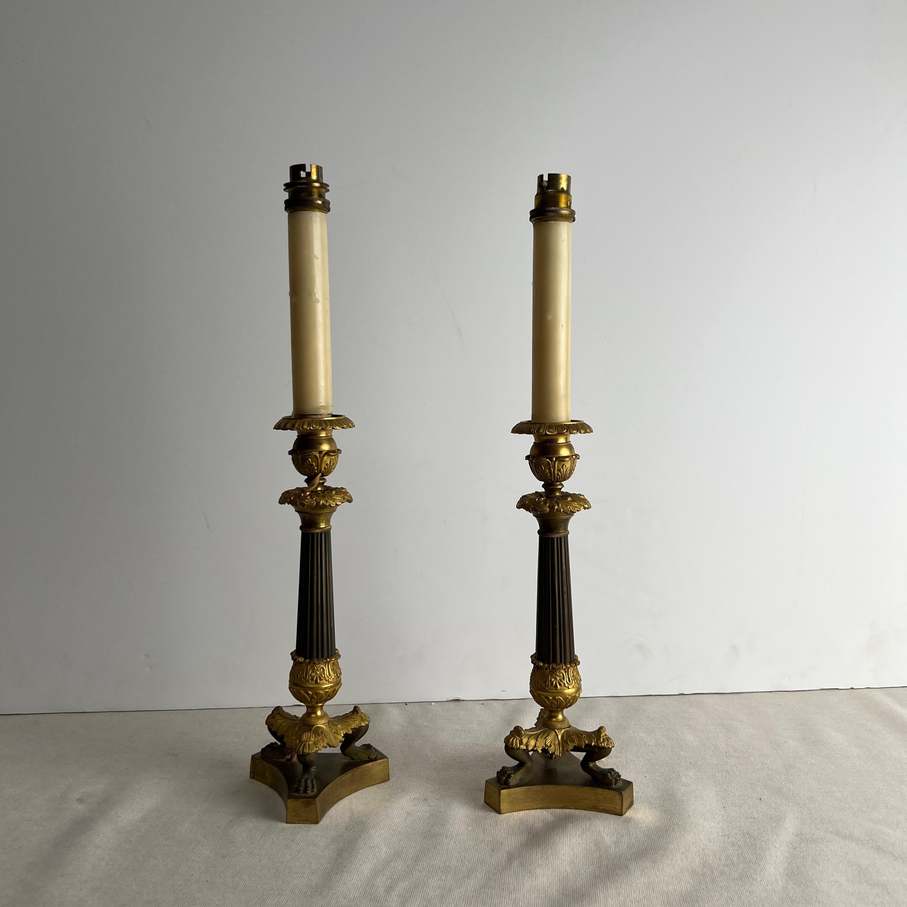 Francese Coppia di candelieri impero francesi del XIX secolo in marrone e oro. in vendita