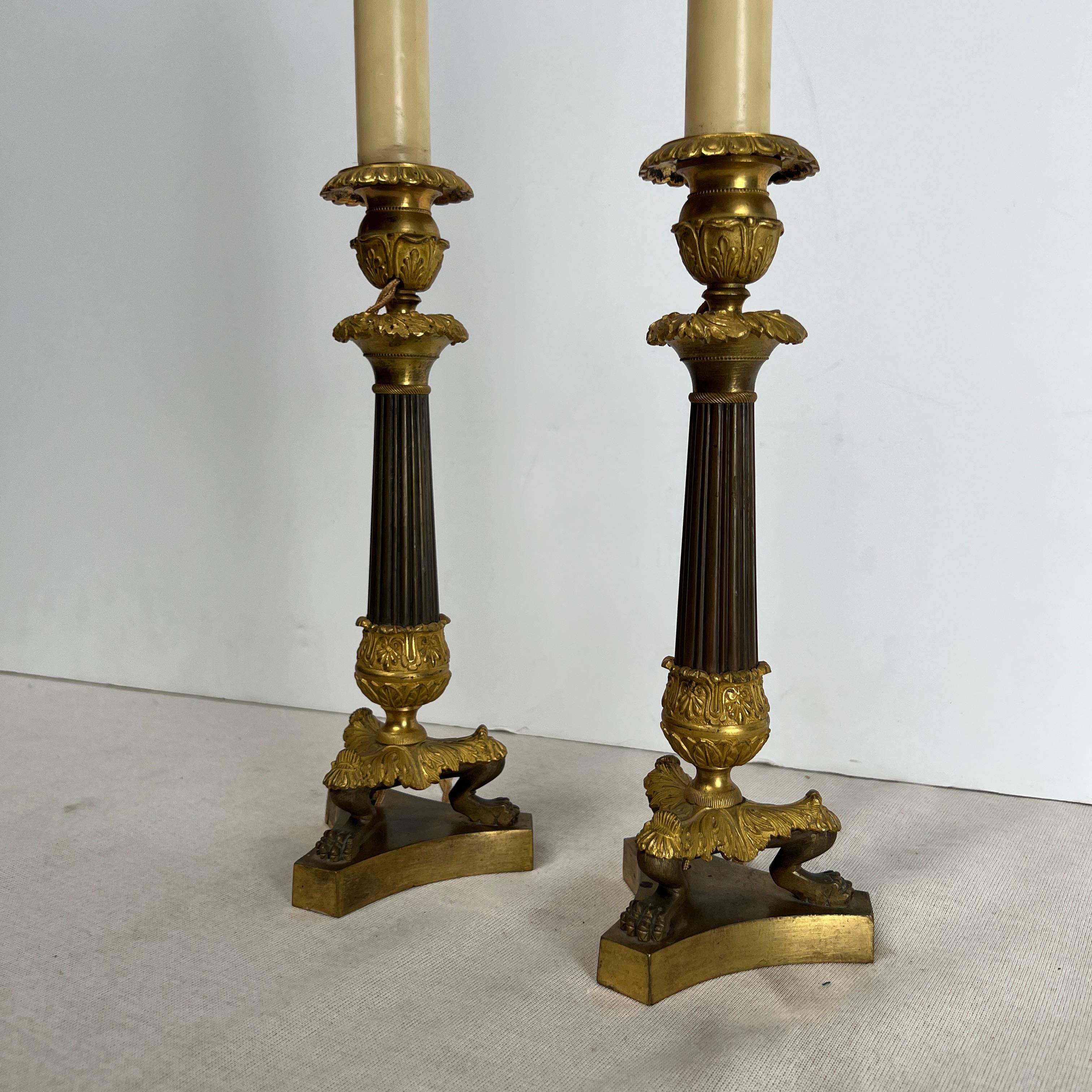 Calco Coppia di candelieri impero francesi del XIX secolo in marrone e oro. in vendita
