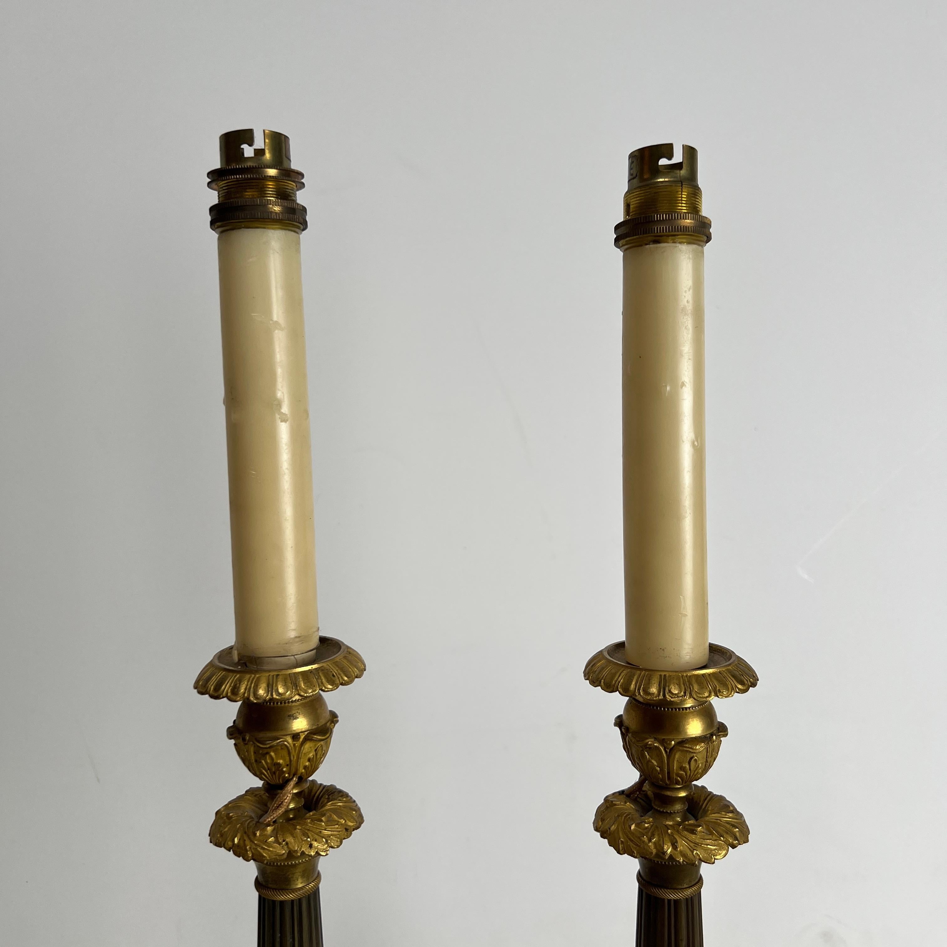 Coppia di candelieri impero francesi del XIX secolo in marrone e oro. In condizioni buone in vendita a Dallas, TX