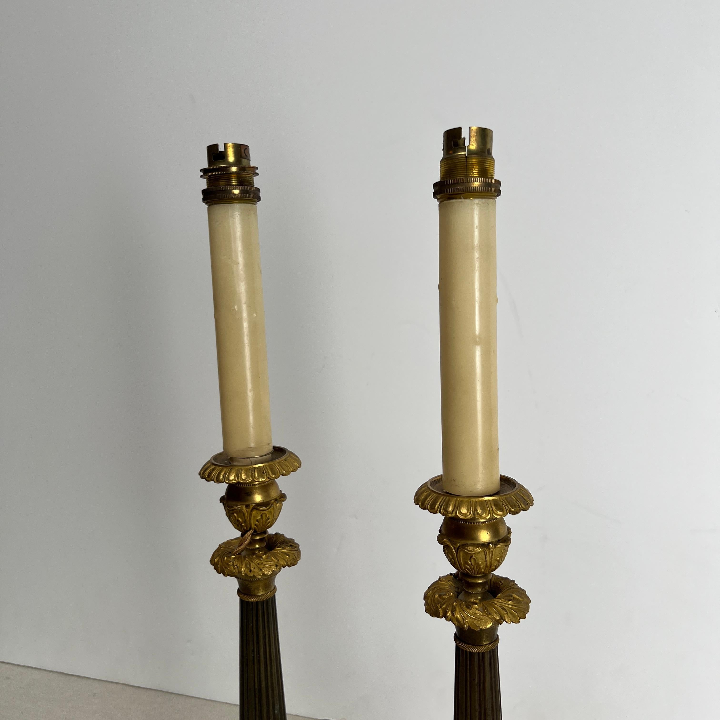 Bronzo Coppia di candelieri impero francesi del XIX secolo in marrone e oro. in vendita