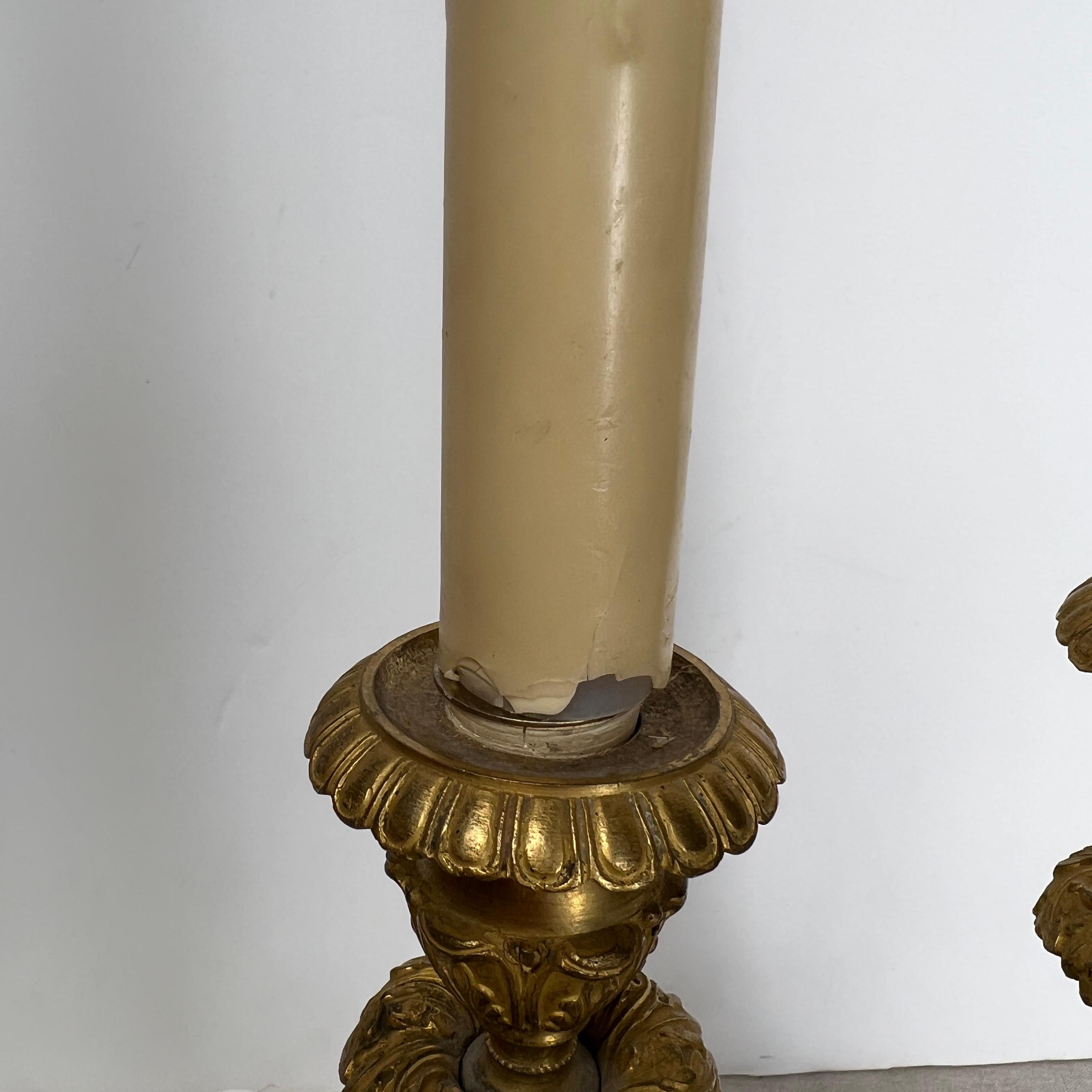Coppia di candelieri impero francesi del XIX secolo in marrone e oro. in vendita 2