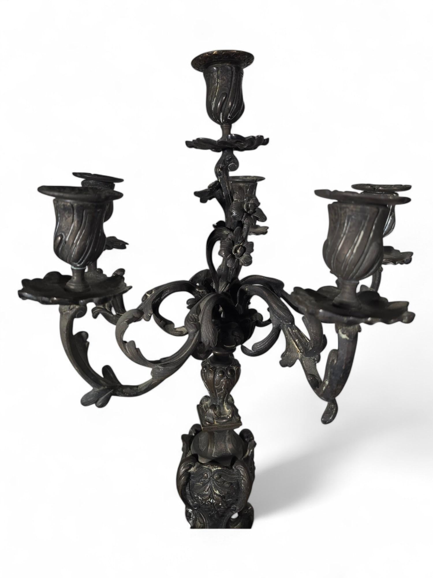 Questa raffinata coppia di grandi candelabri francesi del XIX secolo incarna eleganza e maestria. Realizzati con dettagli intricati, sono una testimonianza della raffinatezza artistica dell'epoca.

Caratteristiche:
Design: Stile classico francese