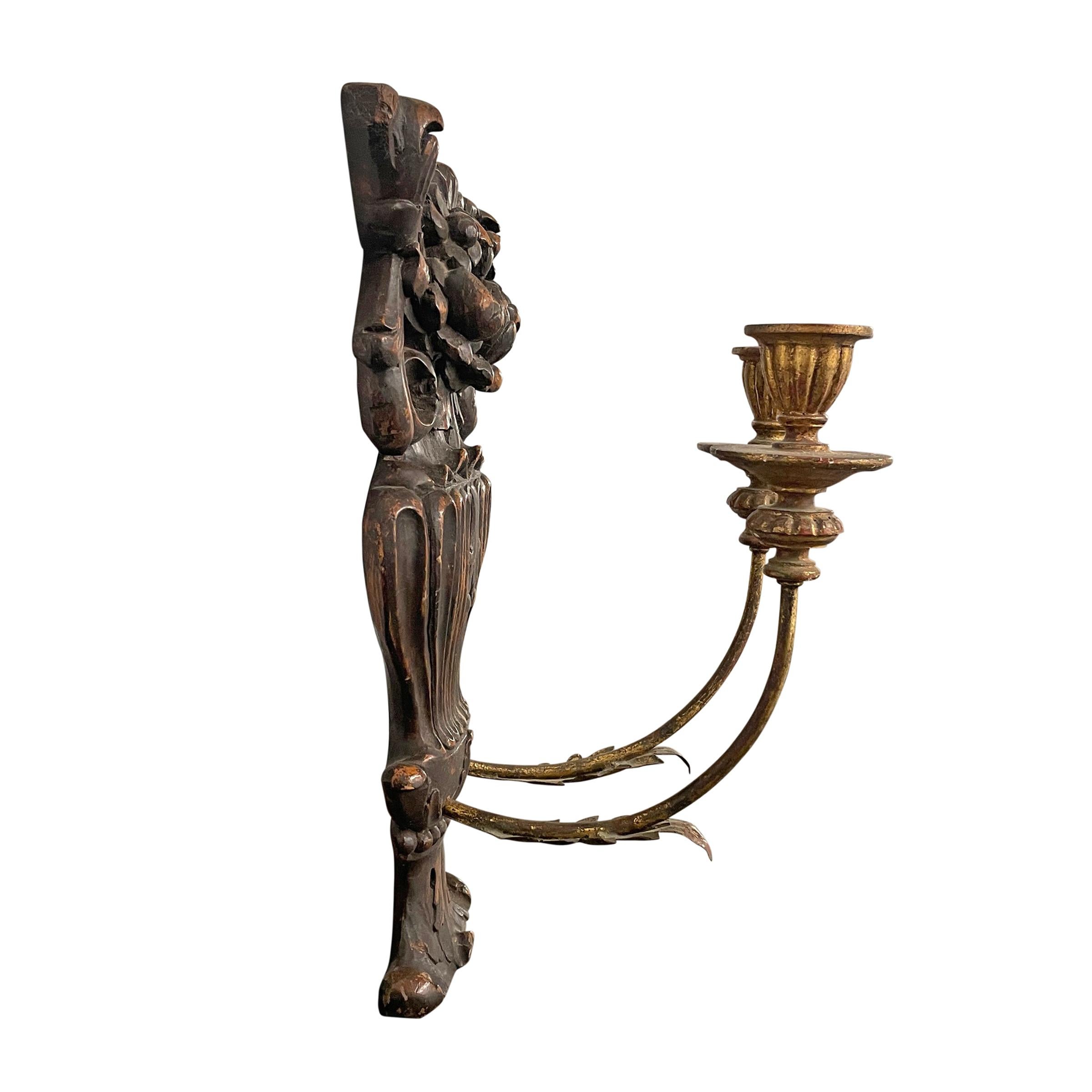 Pareja de candelabros franceses del siglo XIX de madera tallada y dorada en Bueno estado para la venta en Chicago, IL