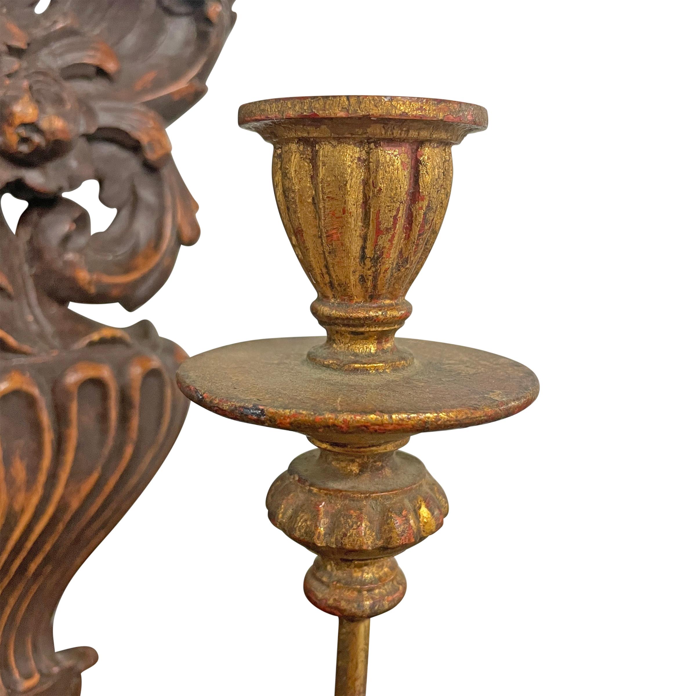 Feuille d'or Paire d'appliques à bougies en bois sculpté et doré du 19ème siècle en vente