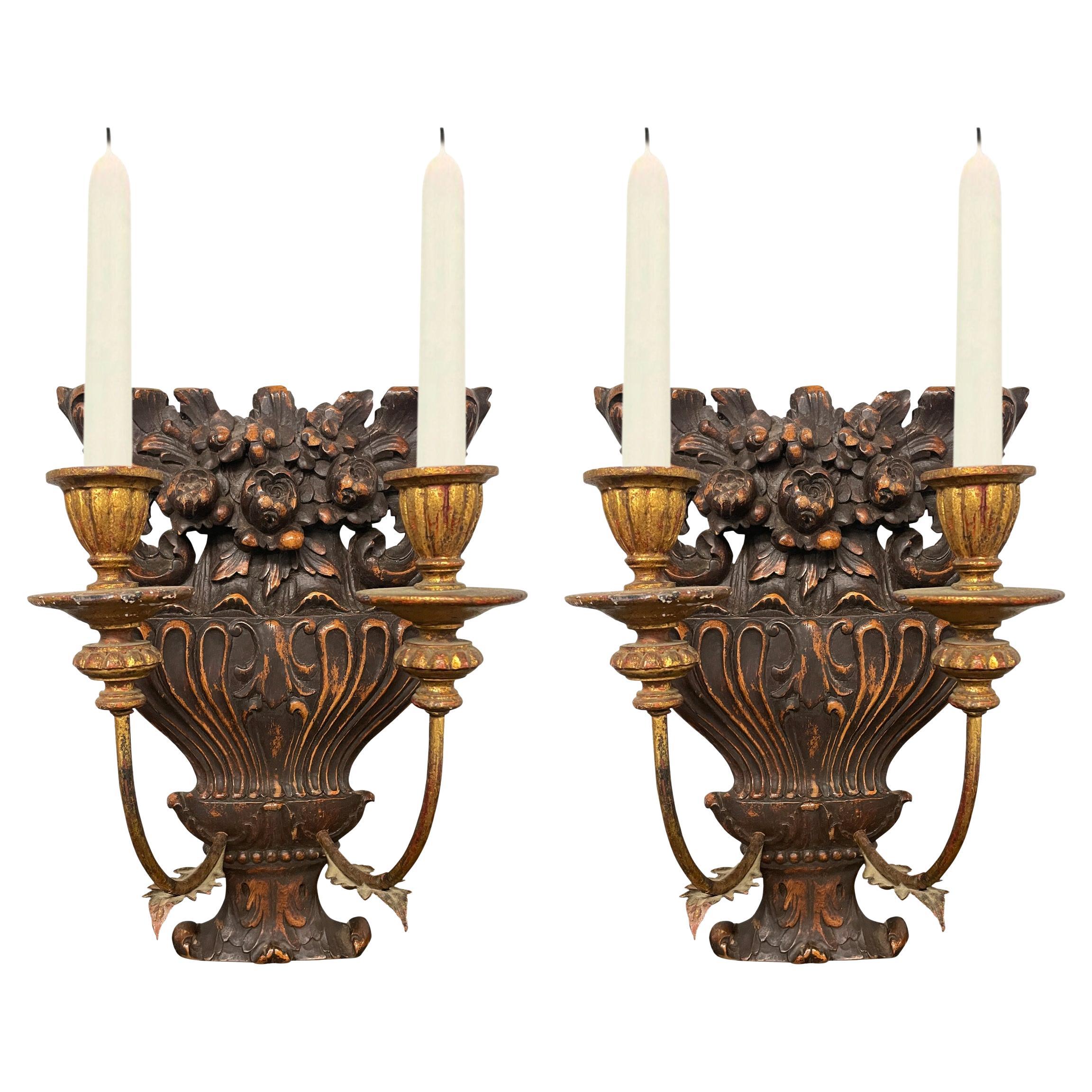 Paar französische Kerzenleuchter aus geschnitztem und vergoldetem Holz aus dem 19. Jahrhundert