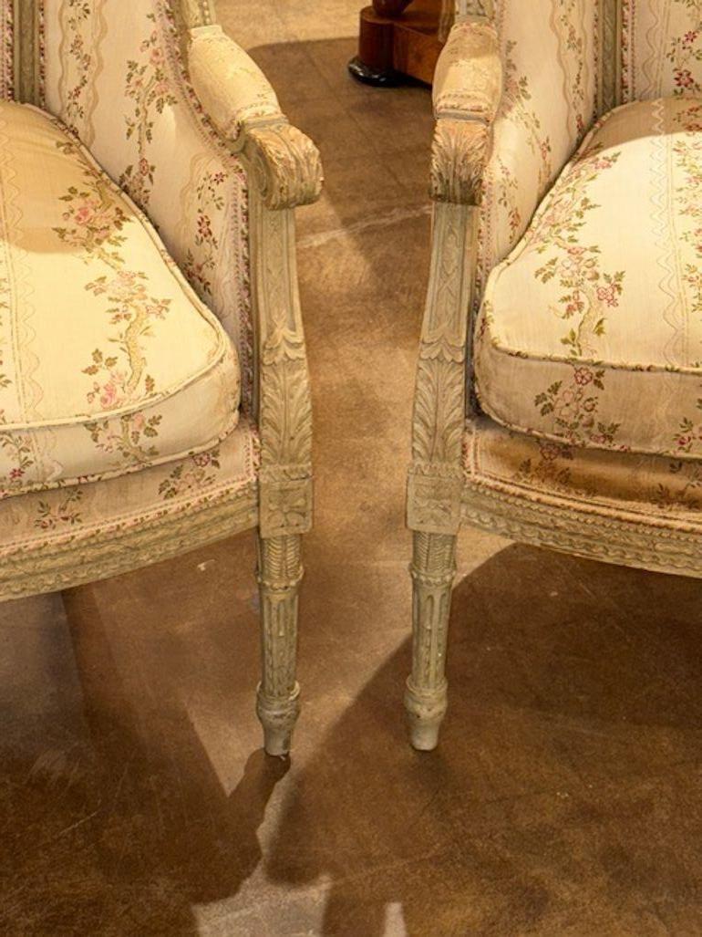 Francese Coppia di bergere francesi Luigi XVI intagliate e dipinte del XIX secolo in vendita