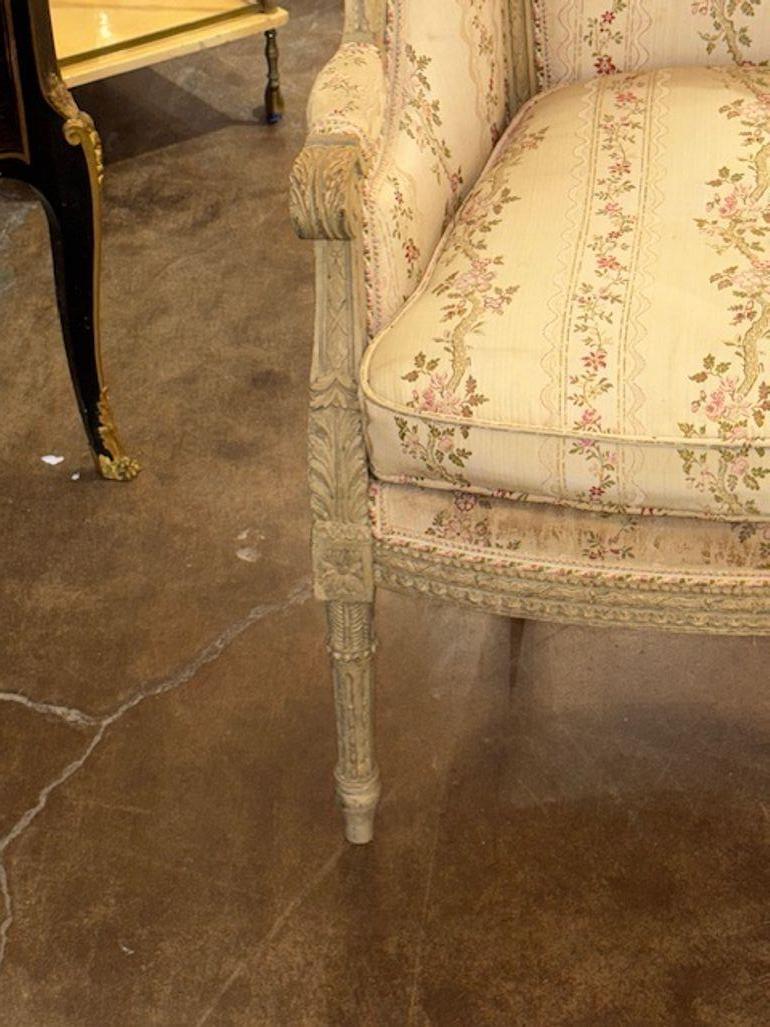 Coppia di bergere francesi Luigi XVI intagliate e dipinte del XIX secolo In condizioni buone in vendita a Dallas, TX
