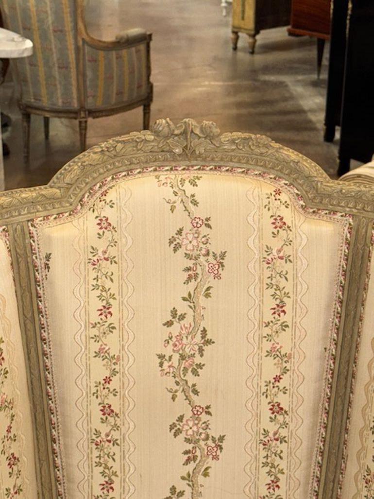 Tappezzeria Coppia di bergere francesi Luigi XVI intagliate e dipinte del XIX secolo in vendita