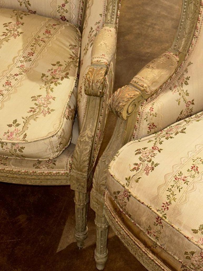 Coppia di bergere francesi Luigi XVI intagliate e dipinte del XIX secolo in vendita 4