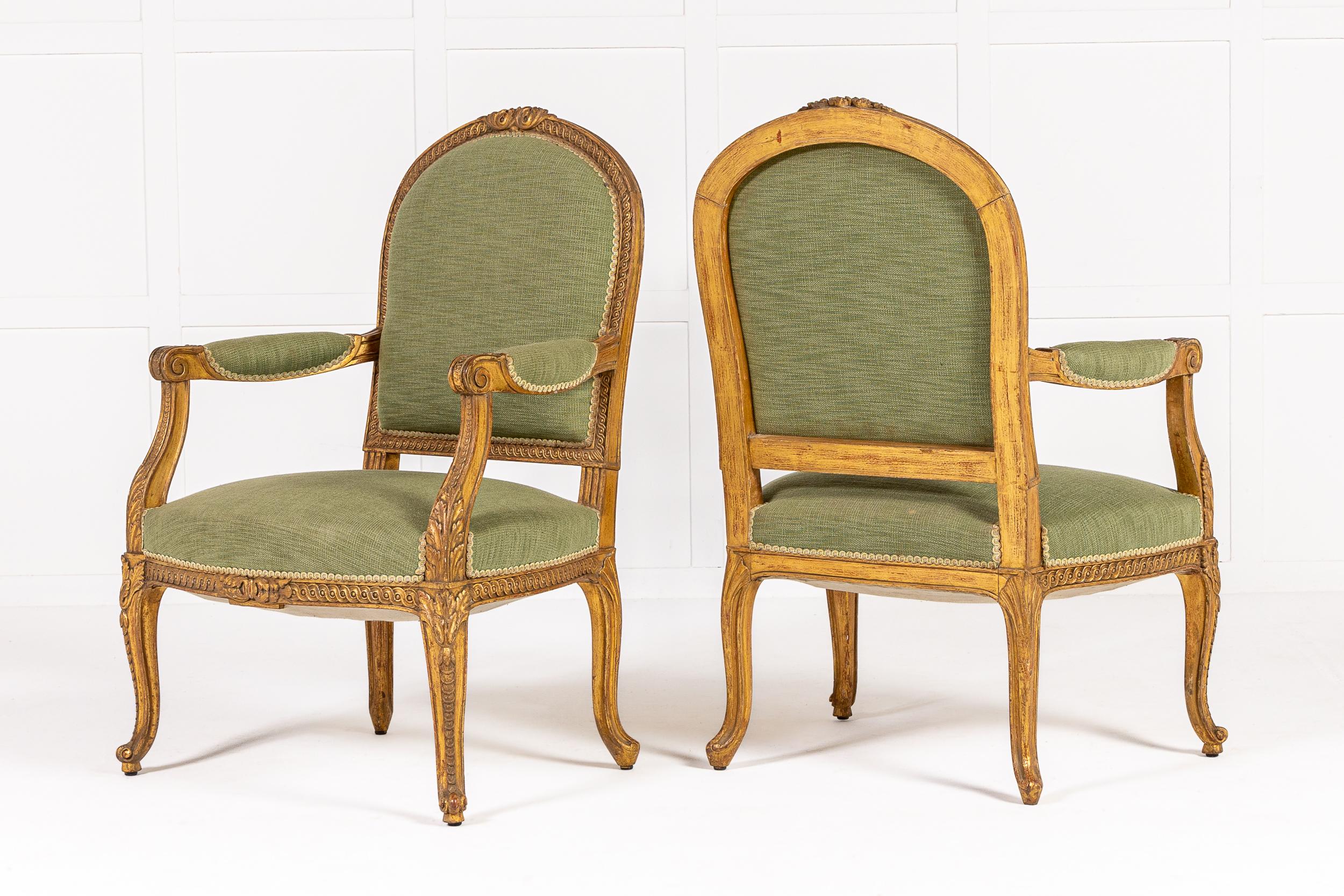 Coppia di sedie francesi in legno dorato intagliato del XIX secolo, di buone dimensioni.

Una coppia di poltrone dorate ben invecchiate con dorature originali e intagli dettagliati. Le gambe cabriole sono collegate a un grembiule con intagli
