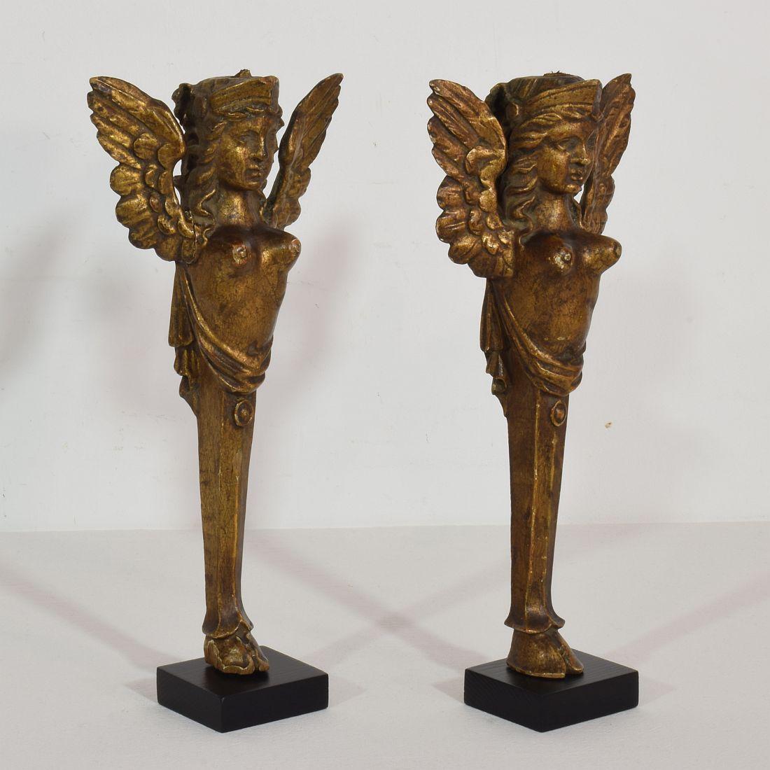 Pair of 19th Century French Carved Giltwood Neoclassical Ornaments In Good Condition In Buisson, FR