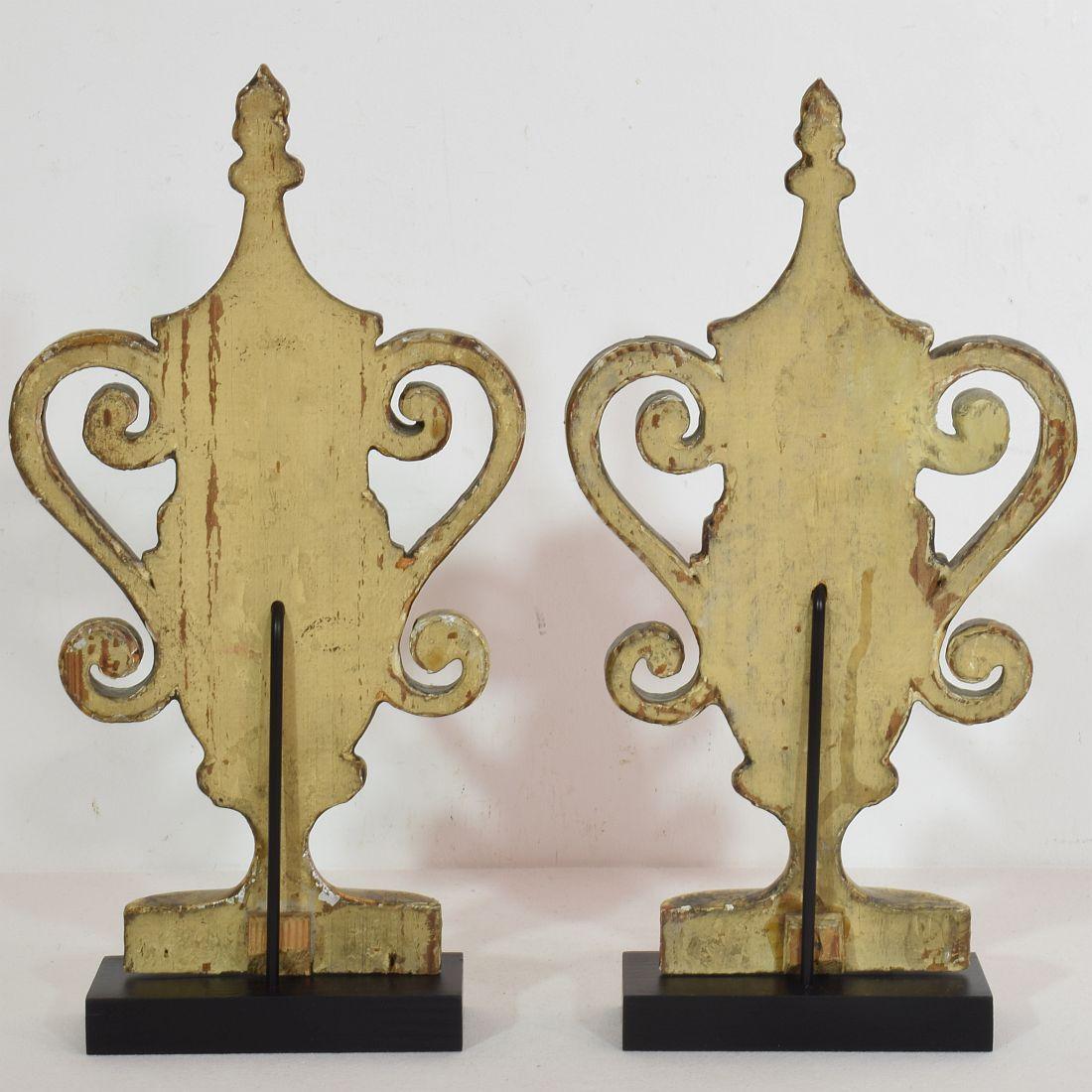 Pair of 19th Century French Carved Giltwood Ornaments In Good Condition In Buisson, FR