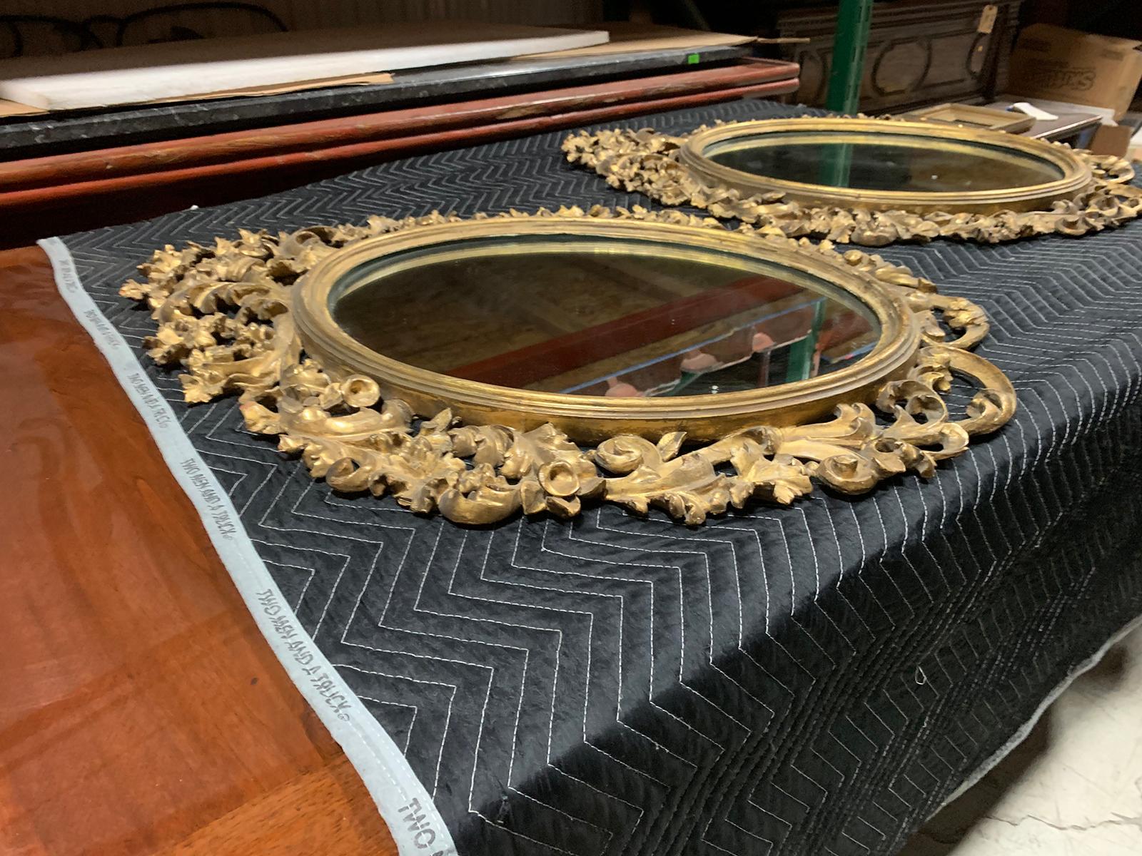 Pair of 19th Century English Carved Giltwood Oval Mirrors In Good Condition For Sale In Atlanta, GA