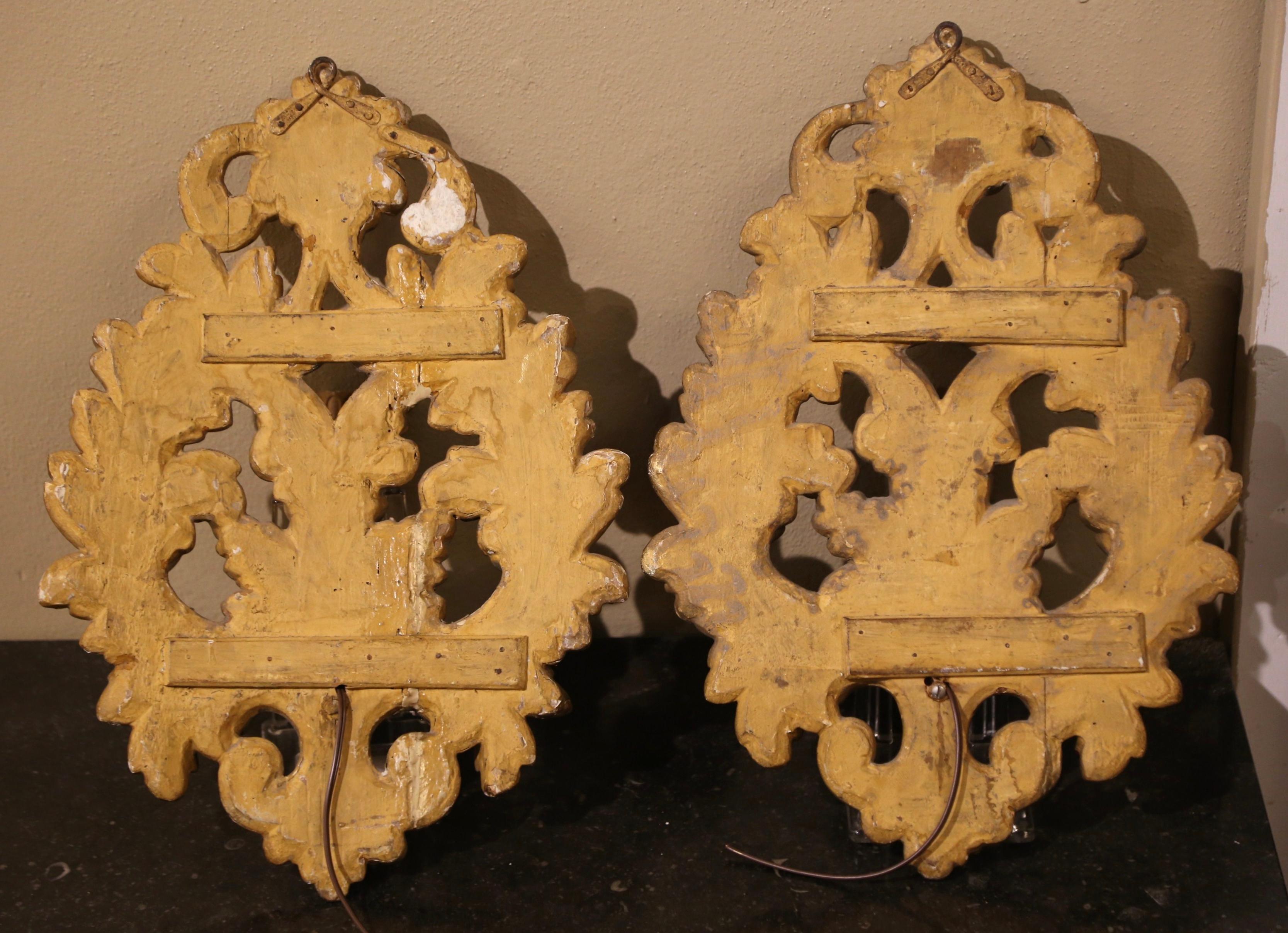 Pair of 19th Century French Carved Giltwood Wall Sconces with Leaf Motifs For Sale 5