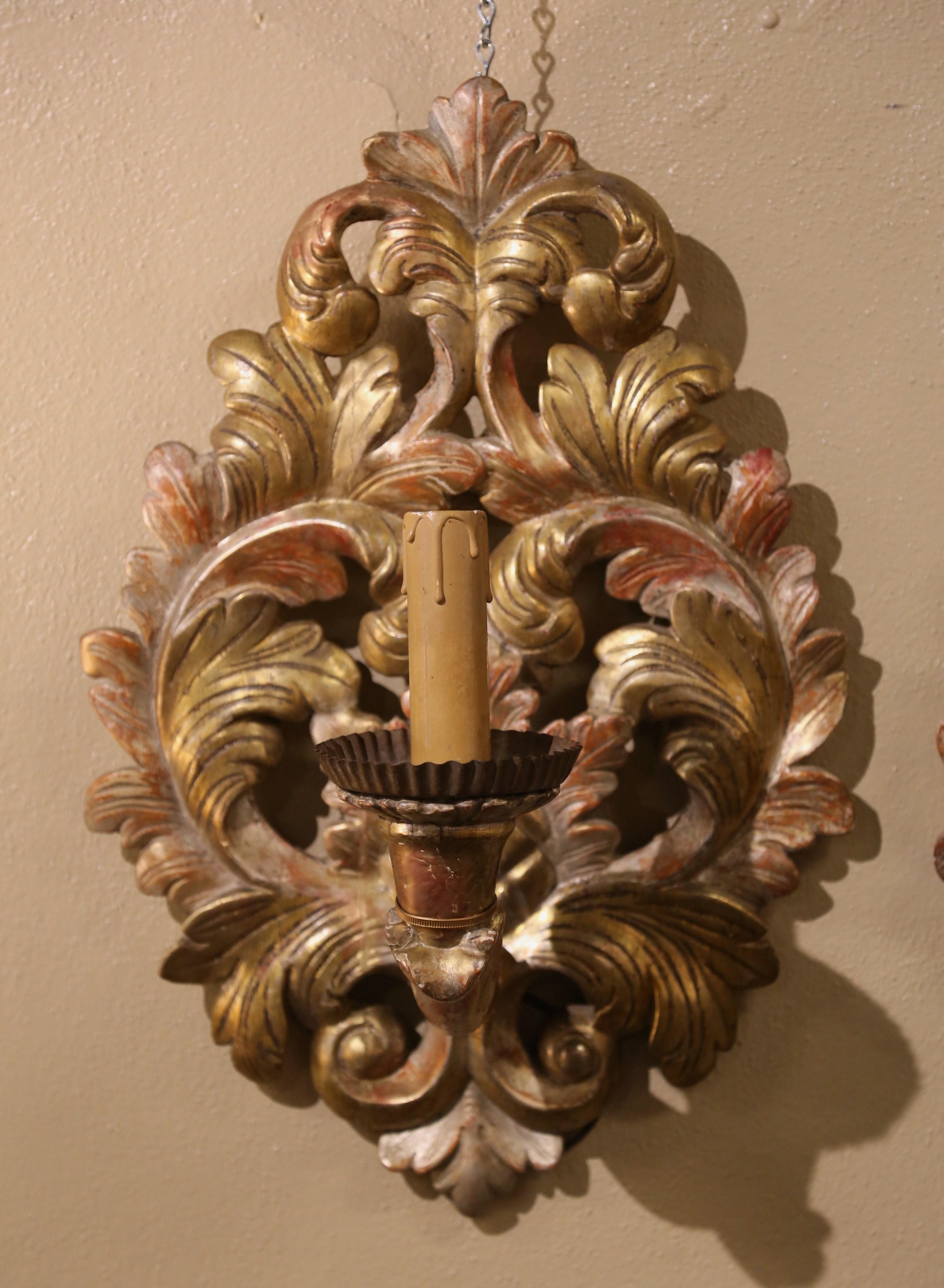 Louis XV Pair of 19th Century French Carved Giltwood Wall Sconces with Leaf Motifs For Sale
