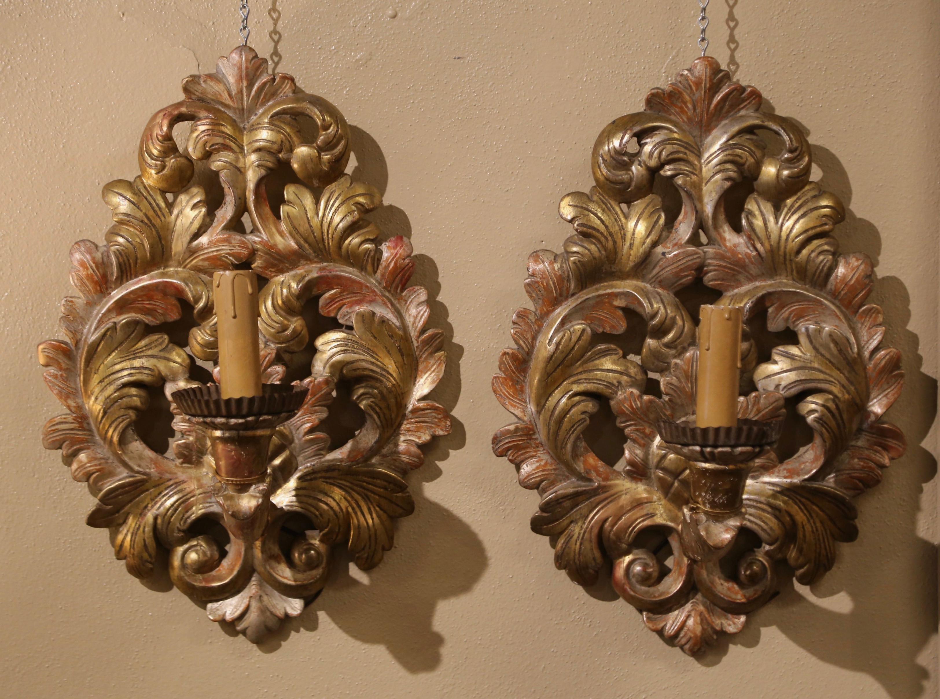 Hand-Carved Pair of 19th Century French Carved Giltwood Wall Sconces with Leaf Motifs For Sale