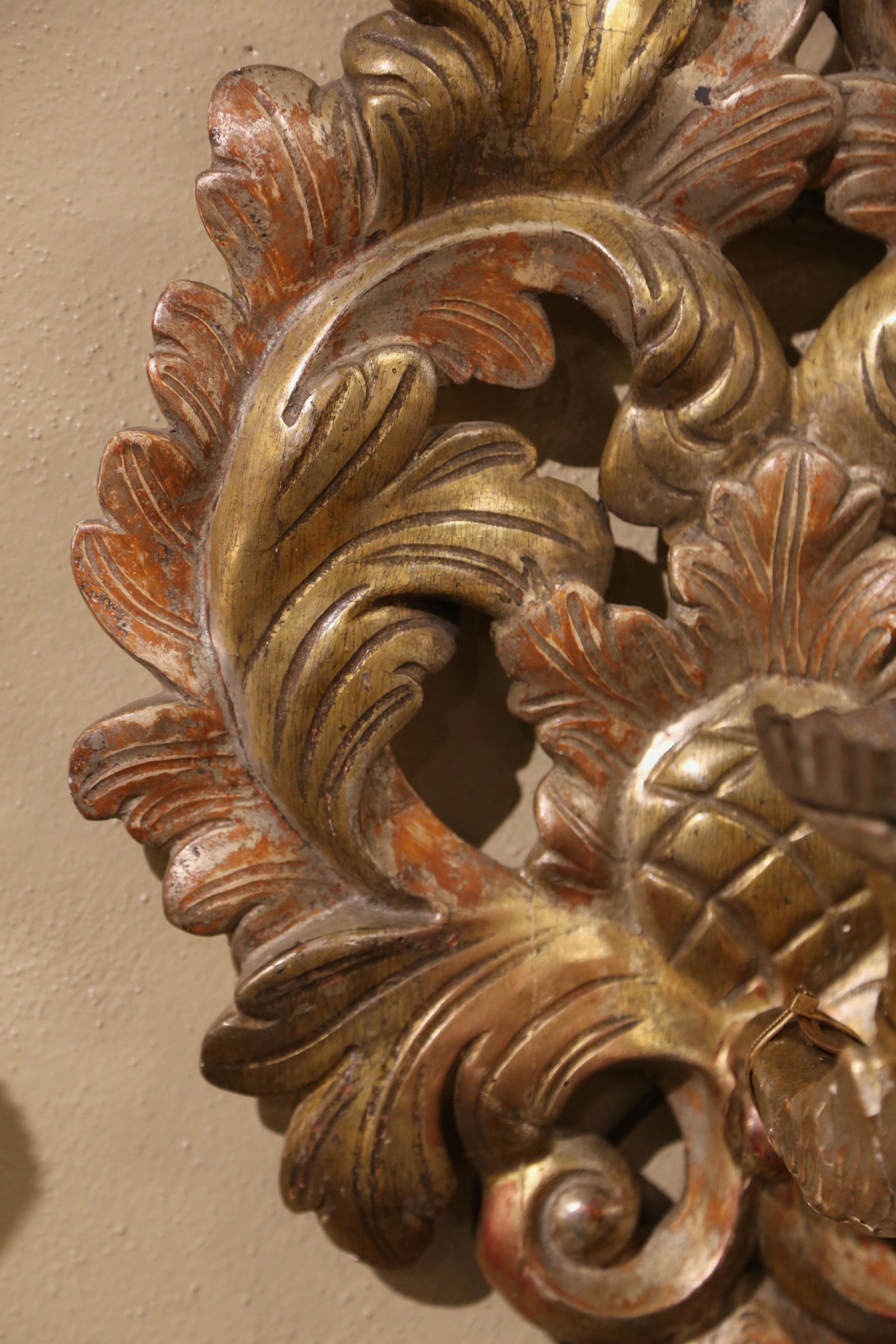 Pair of 19th Century French Carved Giltwood Wall Sconces with Leaf Motifs In Excellent Condition For Sale In Dallas, TX