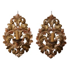 Coppia di applique francesi del XIX secolo in legno dorato intagliato con motivi a foglie