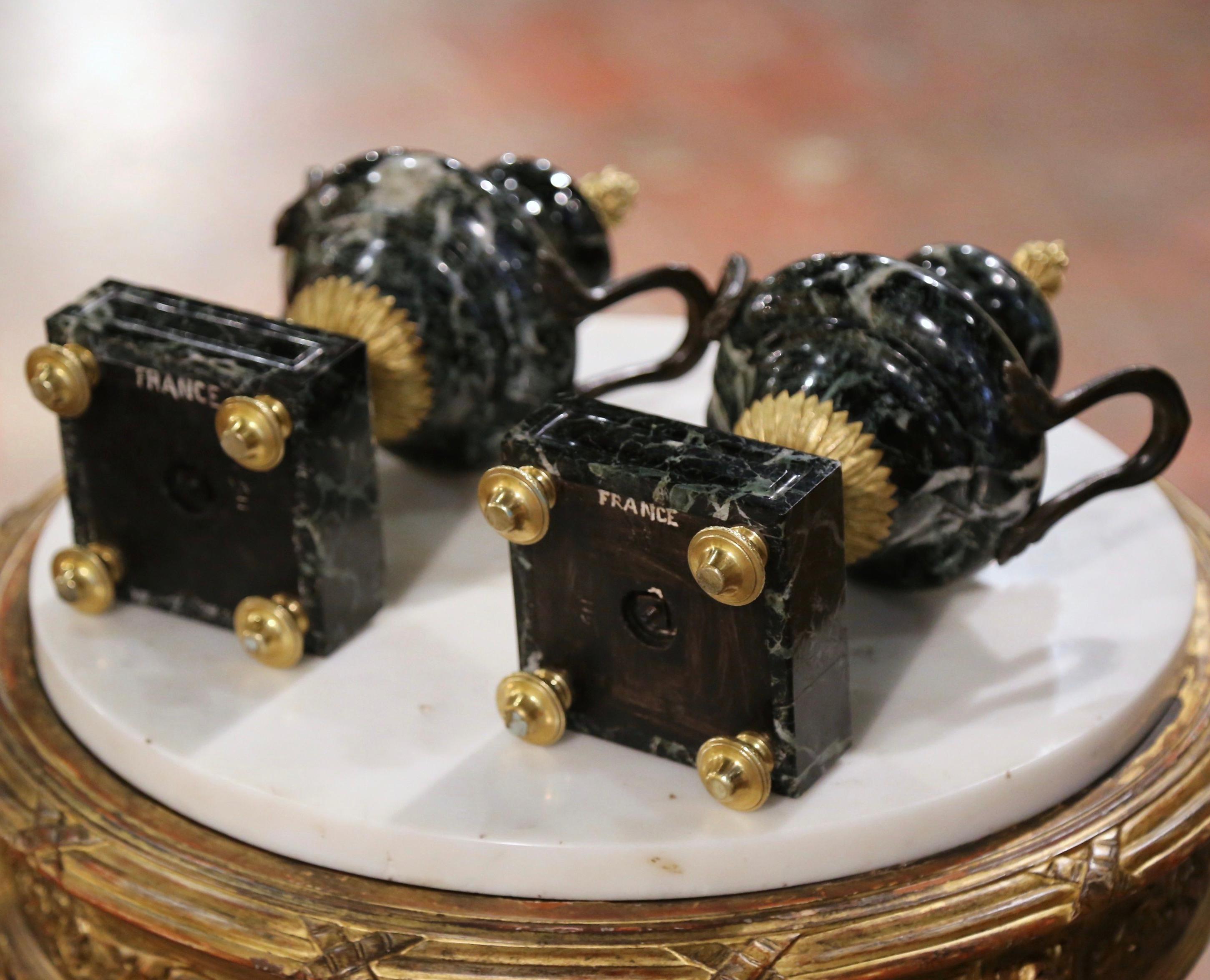 Pareja de cassolettes francesas del siglo XIX talladas en mármol verde y bronce Dore en venta 2