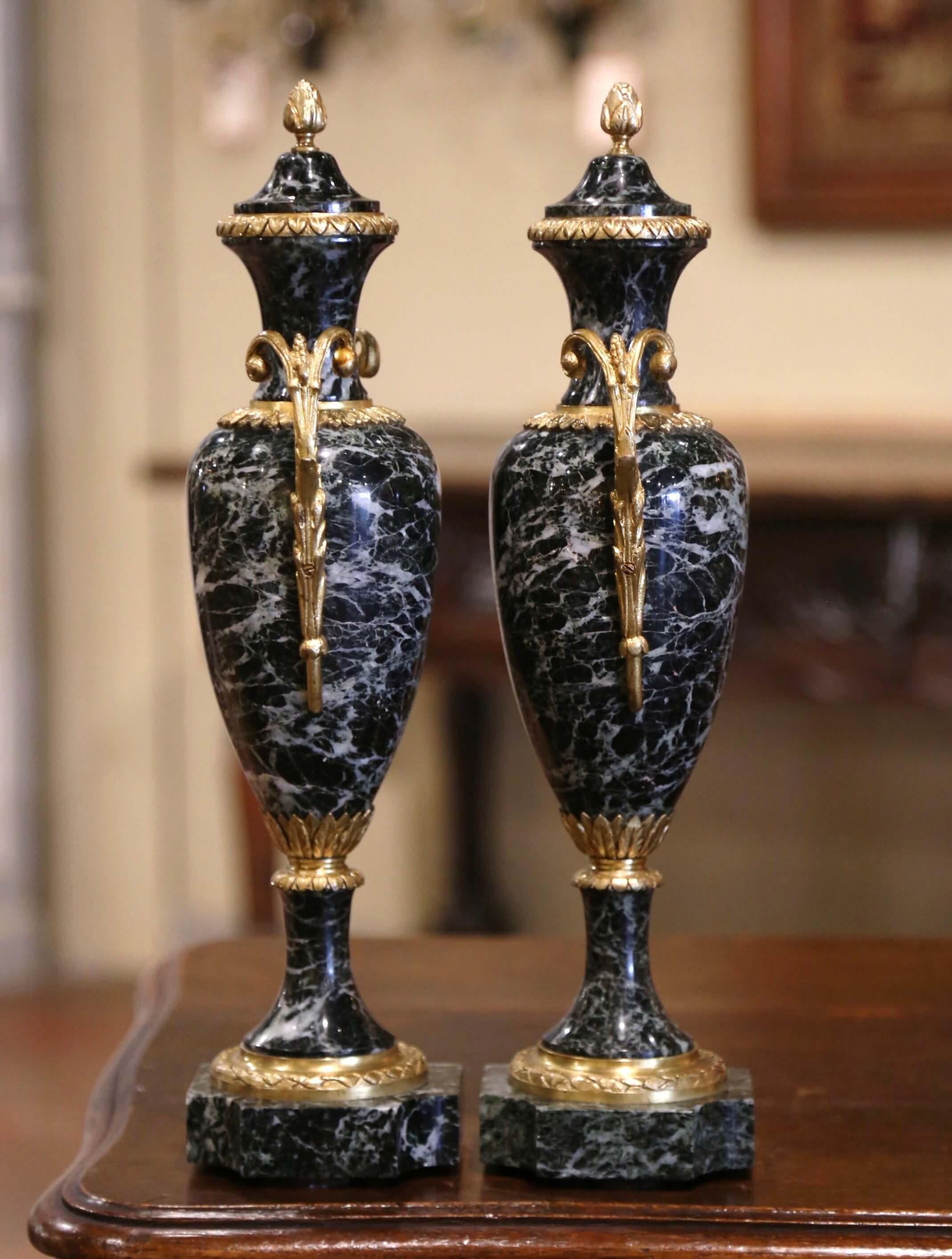 Pareja de cassolettes francesas del siglo XIX talladas en mármol y bronce Dore Neoclásico en venta