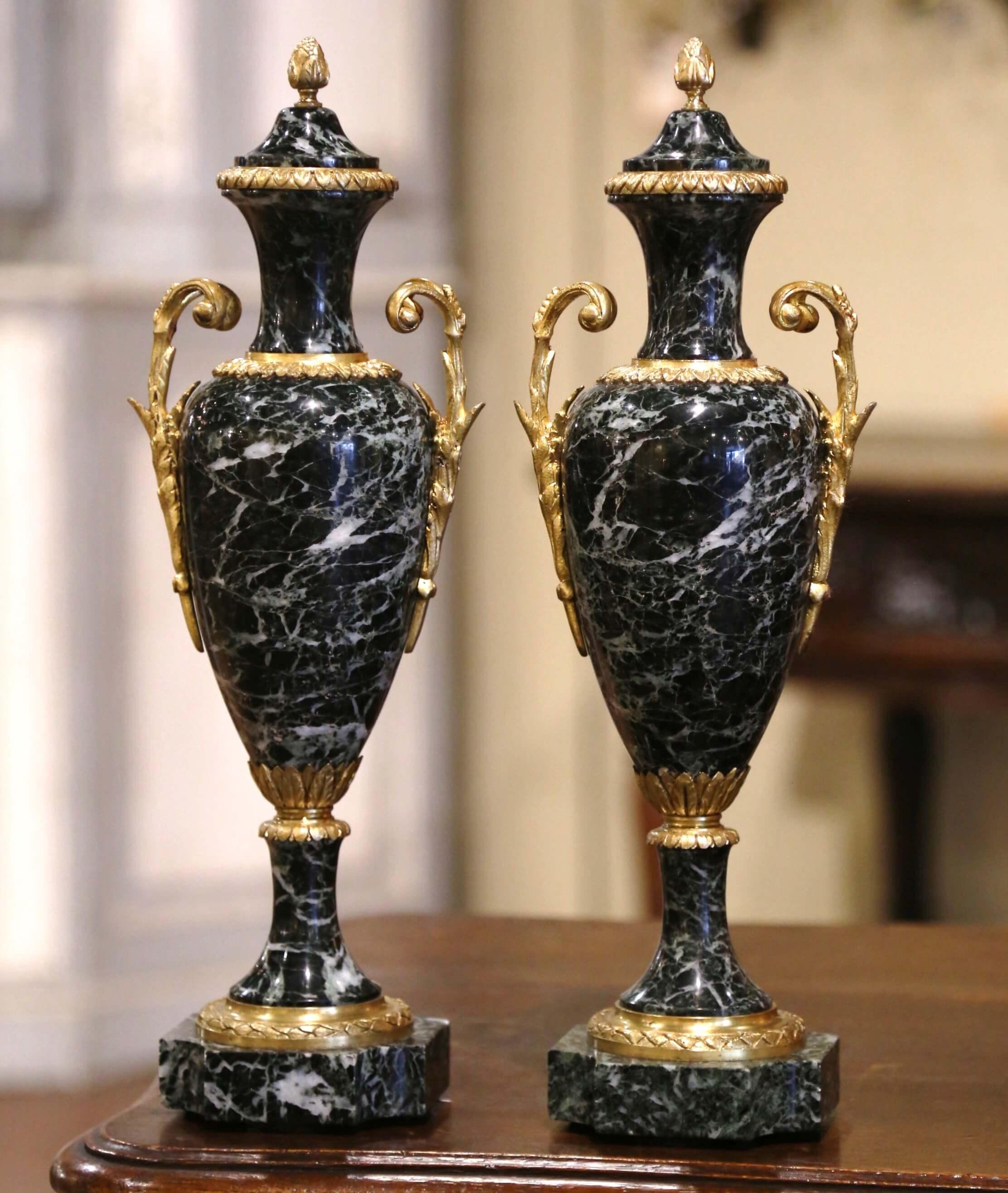 Pareja de cassolettes francesas del siglo XIX talladas en mármol y bronce Dore Francés en venta