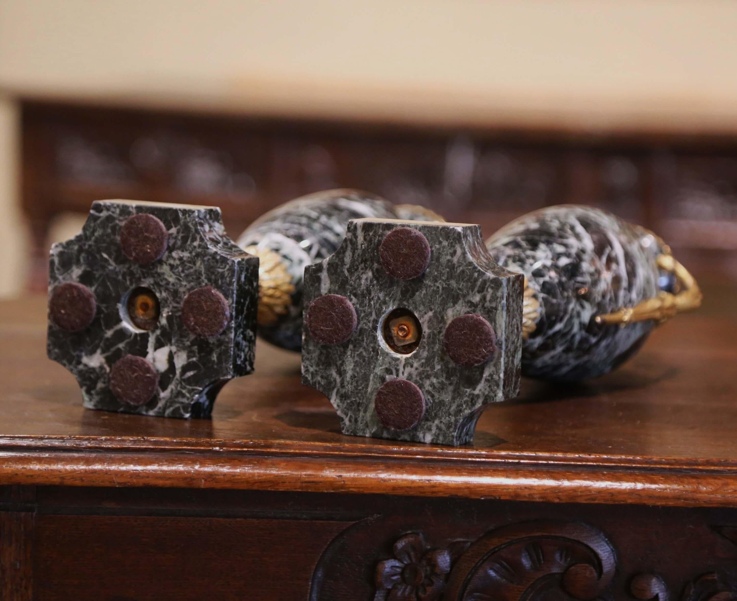 Pareja de cassolettes francesas del siglo XIX talladas en mármol y bronce Dore Tallado a mano en venta