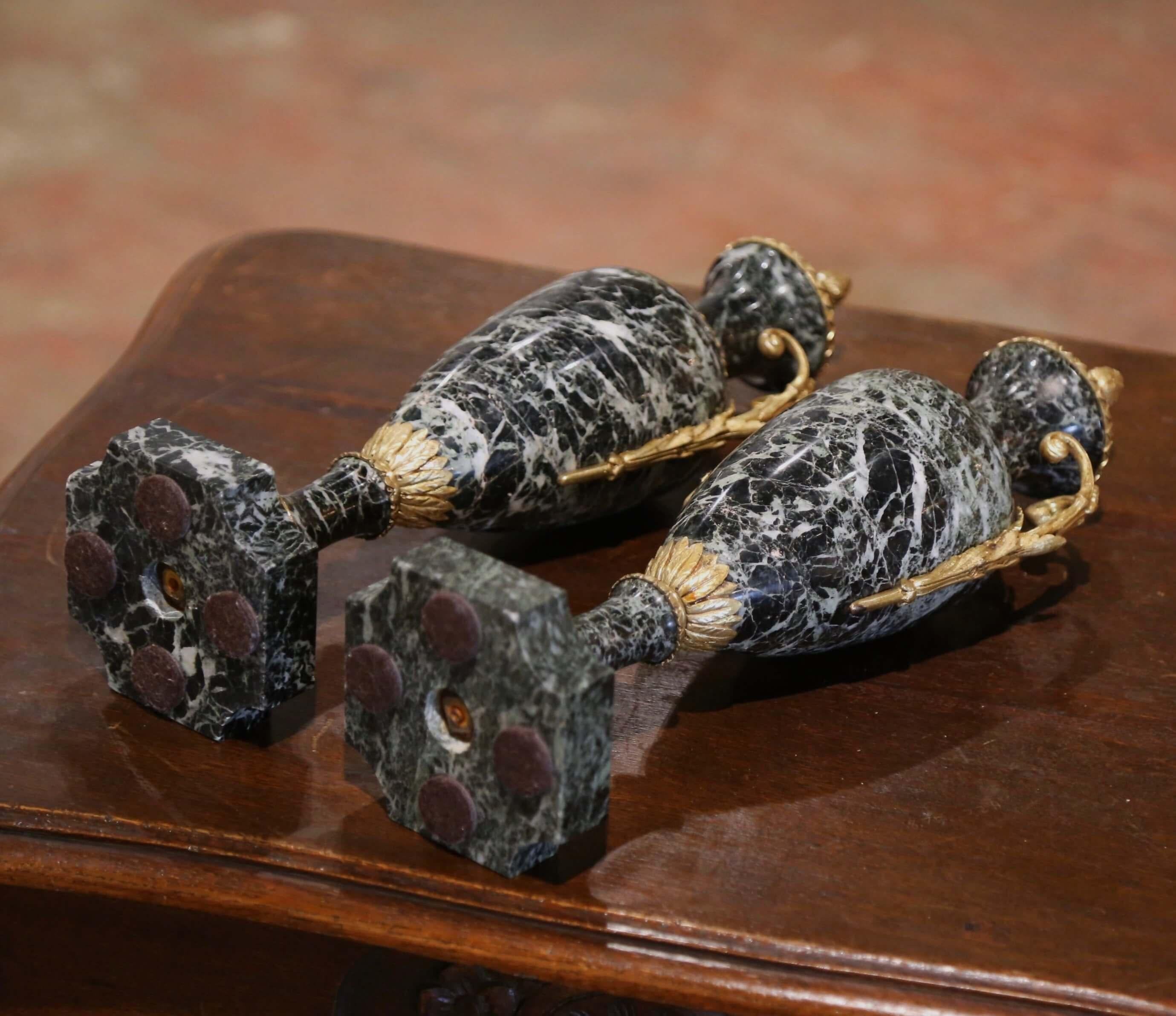 Pareja de cassolettes francesas del siglo XIX talladas en mármol y bronce Dore en Excelente estado para la venta en Dallas, TX