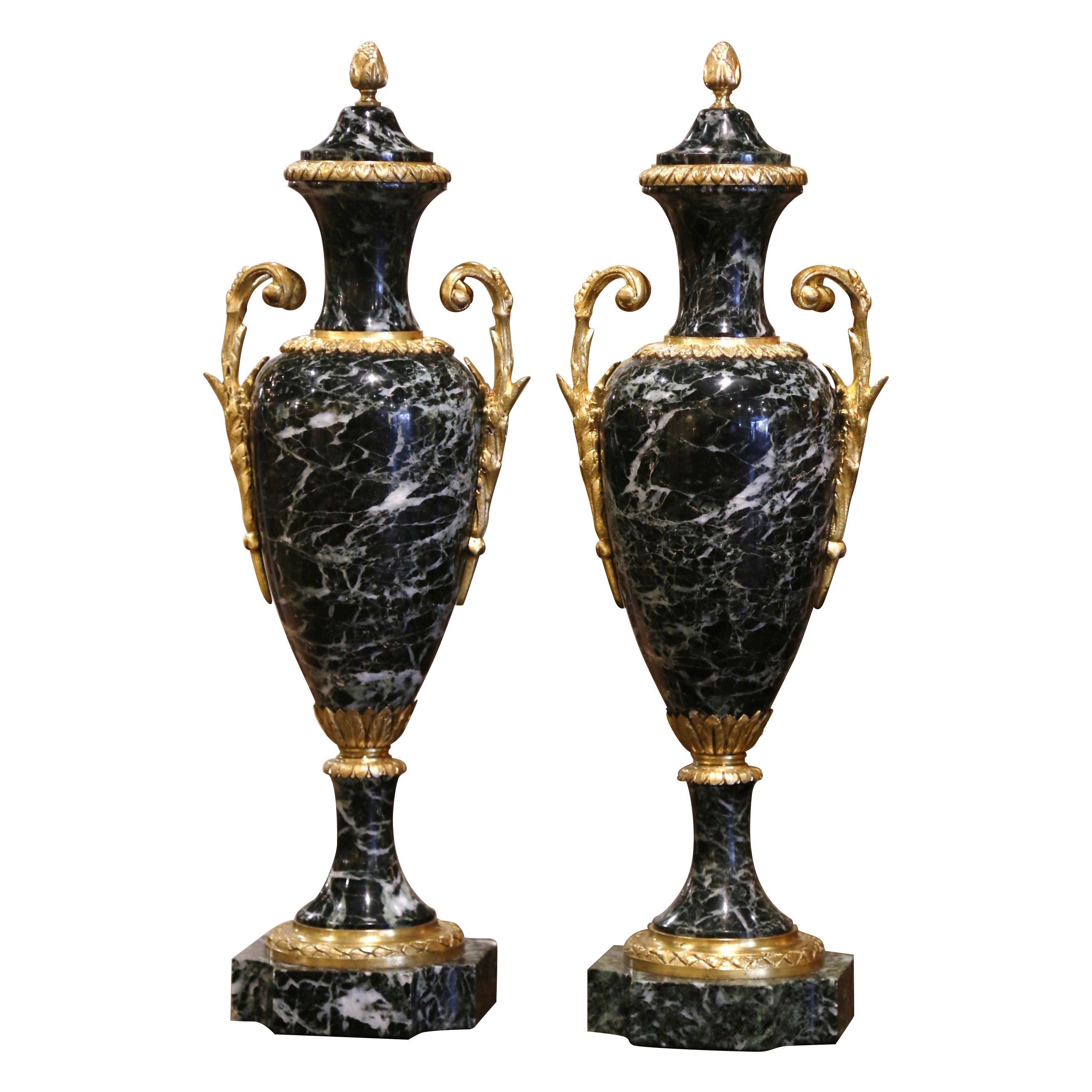 Paire de Cassolettes françaises du 19ème siècle en marbre sculpté et bronze doré