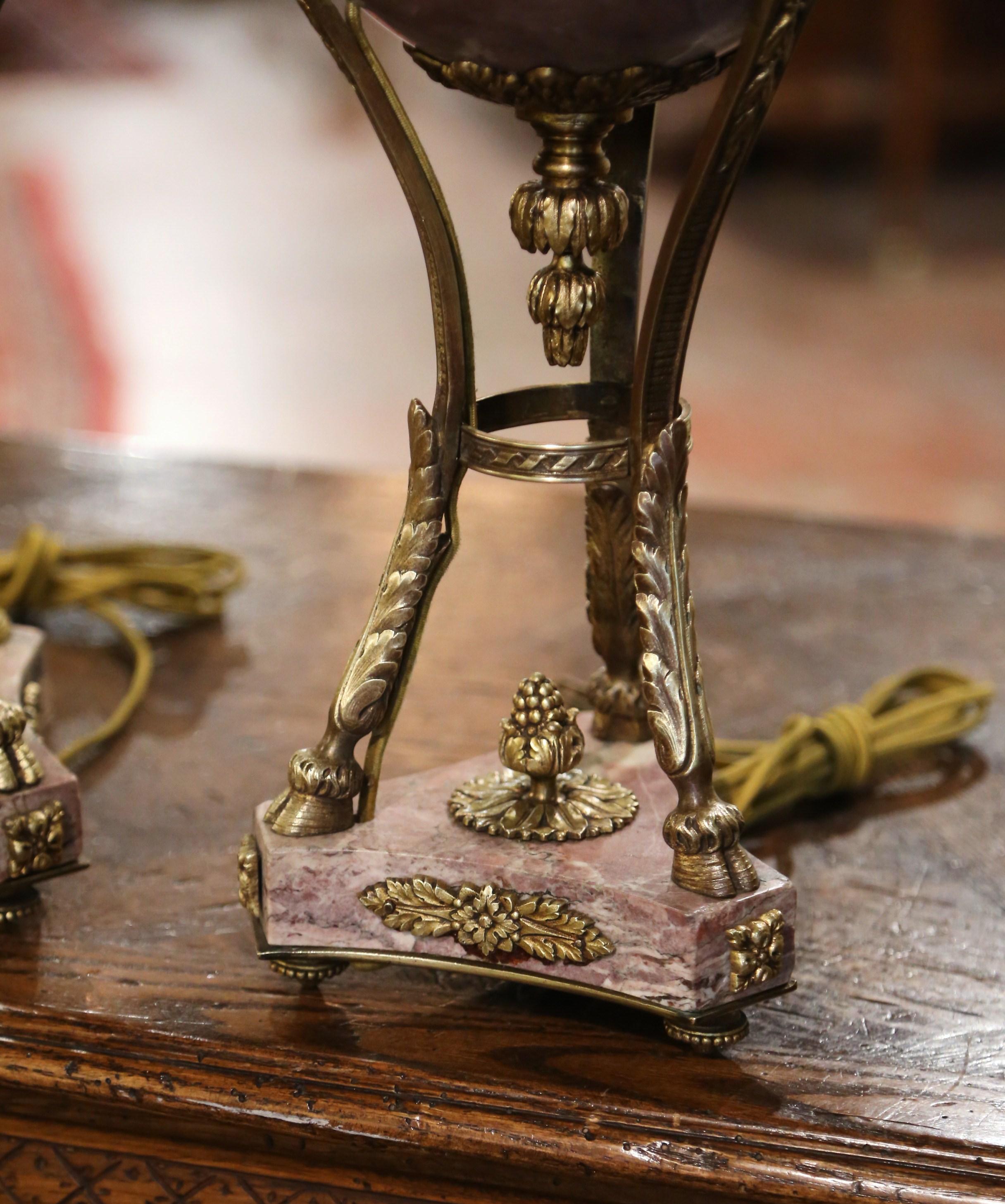Paar französische Cassolette-Lampen aus geschnitztem Marmor und vergoldeter Bronze aus dem 19. Jahrhundert im Angebot 4