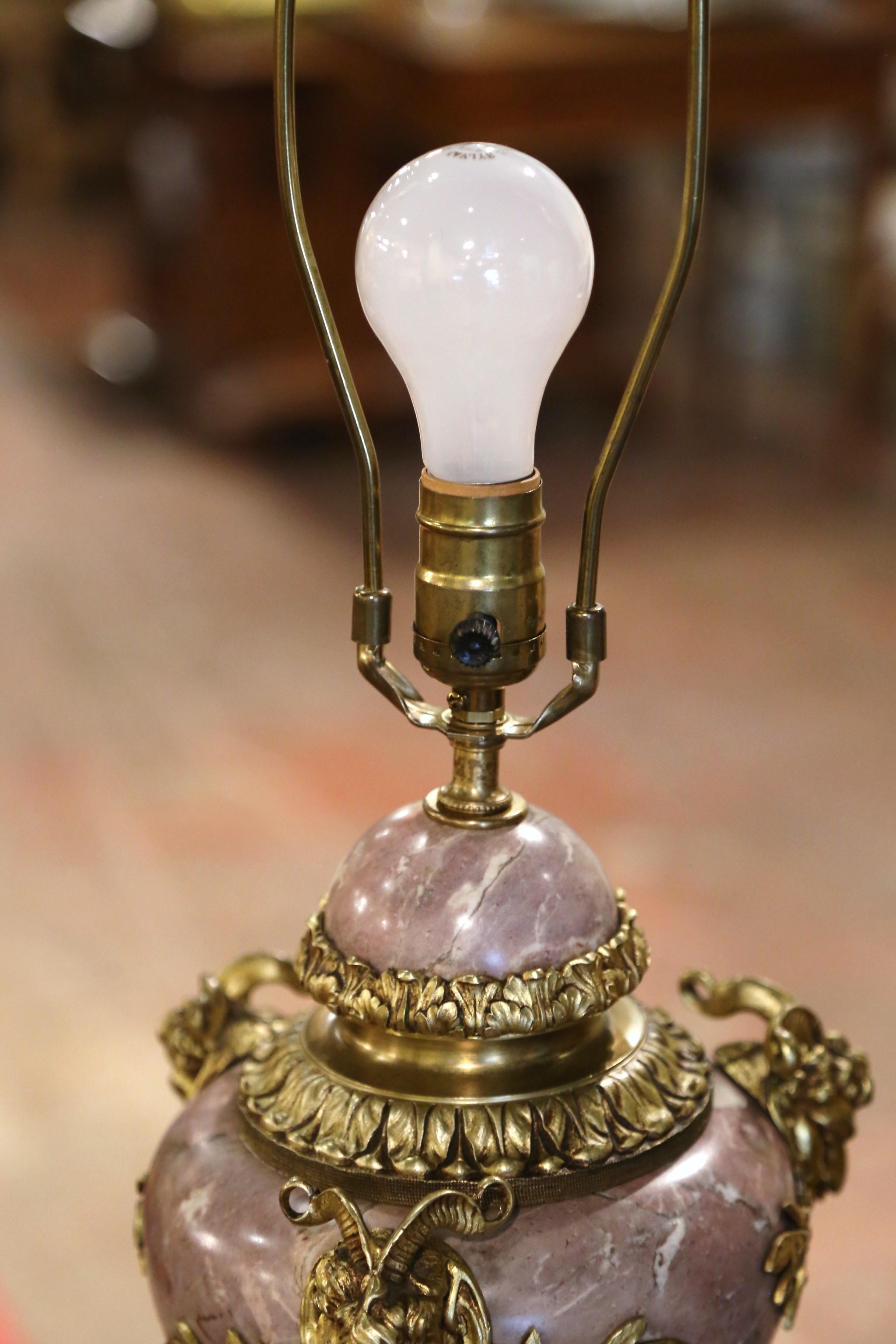 Paar französische Cassolette-Lampen aus geschnitztem Marmor und vergoldeter Bronze aus dem 19. Jahrhundert im Angebot 5