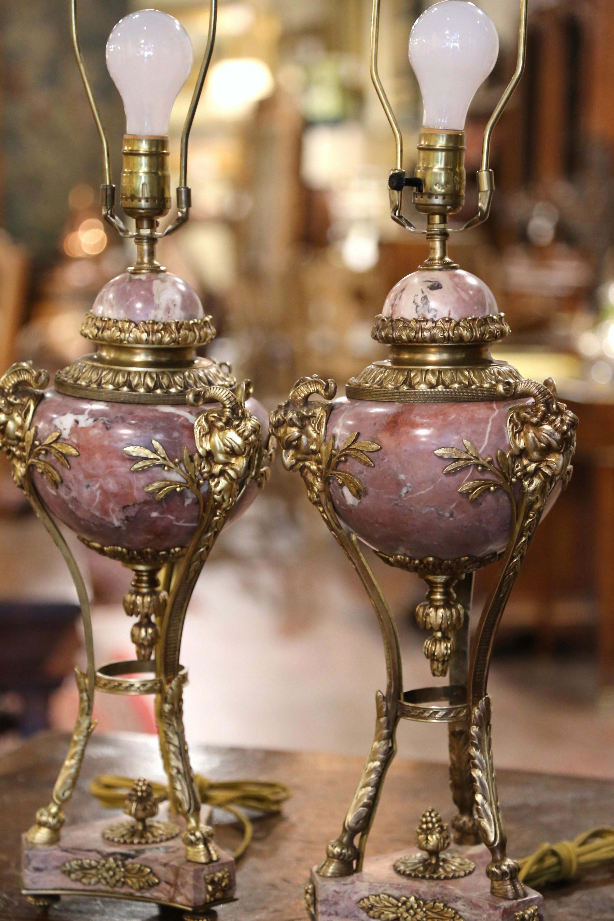 Néoclassique Paire de lampes Cassolette françaises du 19ème siècle en marbre sculpté et bronze doré en vente