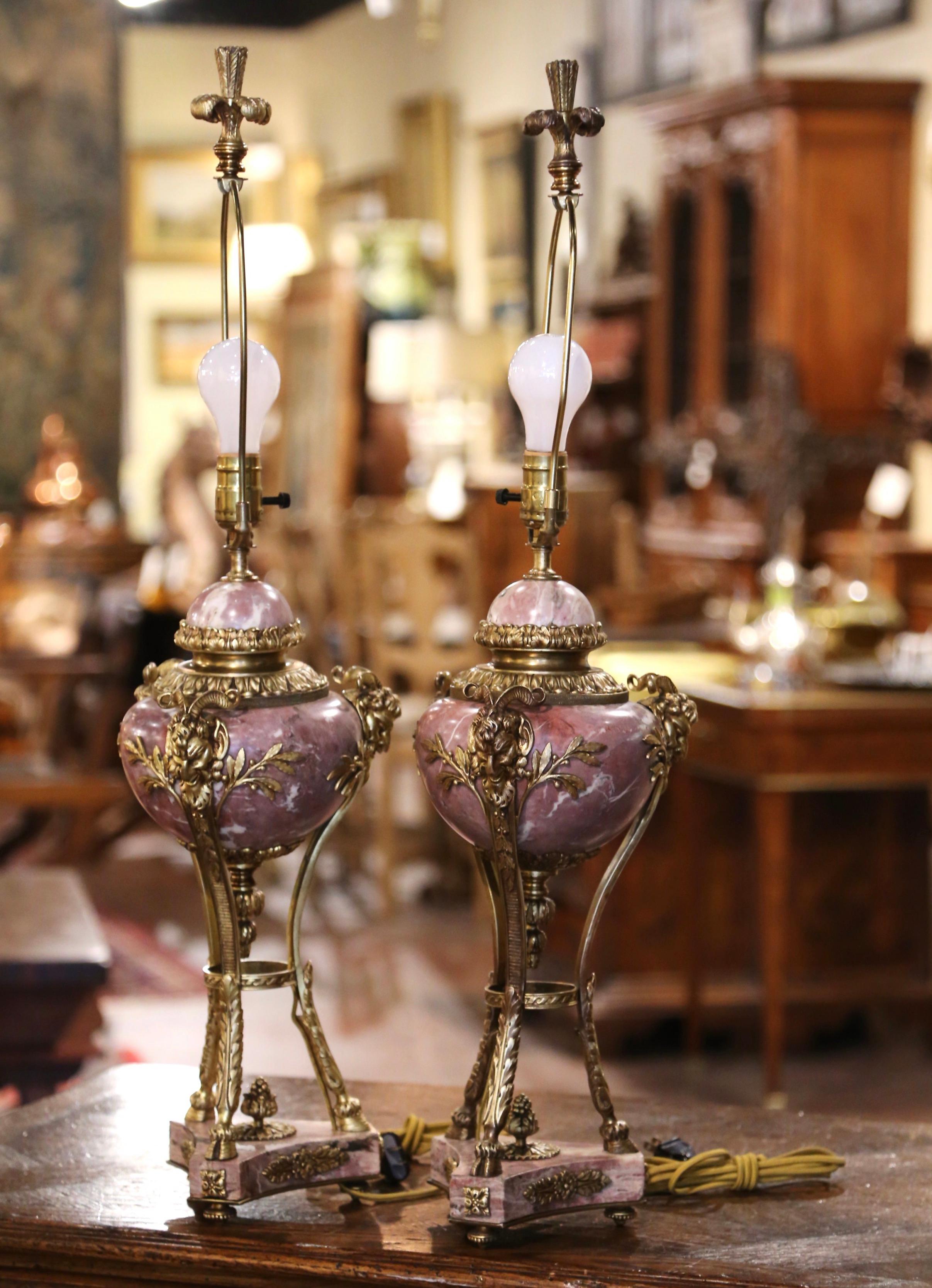 XIXe siècle Paire de lampes Cassolette françaises du 19ème siècle en marbre sculpté et bronze doré en vente