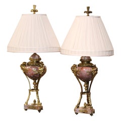 Paire de lampes Cassolette françaises du 19ème siècle en marbre sculpté et bronze doré