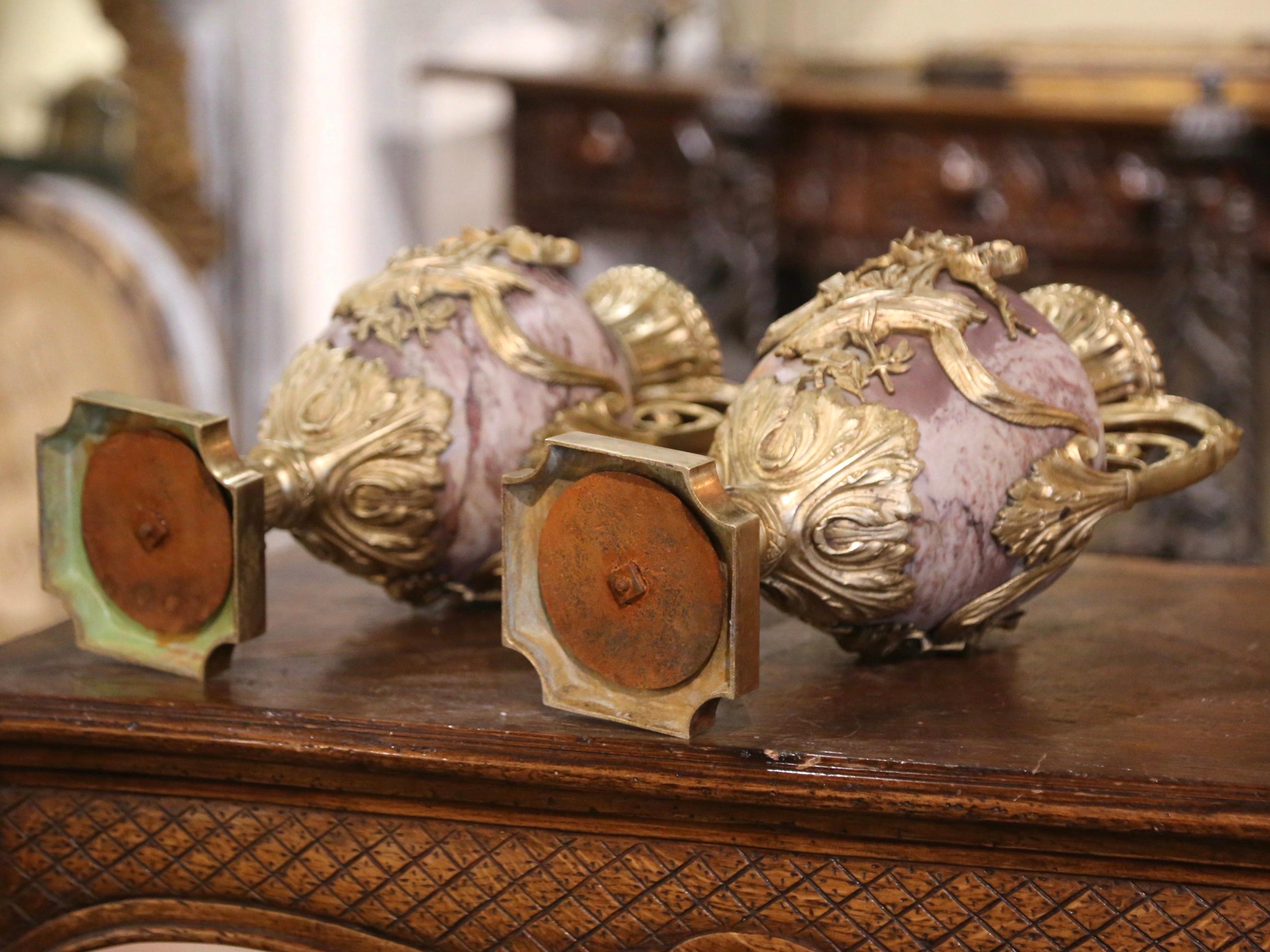 Paar französische Cassolettes aus geschnitztem Marmor und vergoldeter Bronze mit Deckel aus dem 19. Jahrhundert im Angebot 4