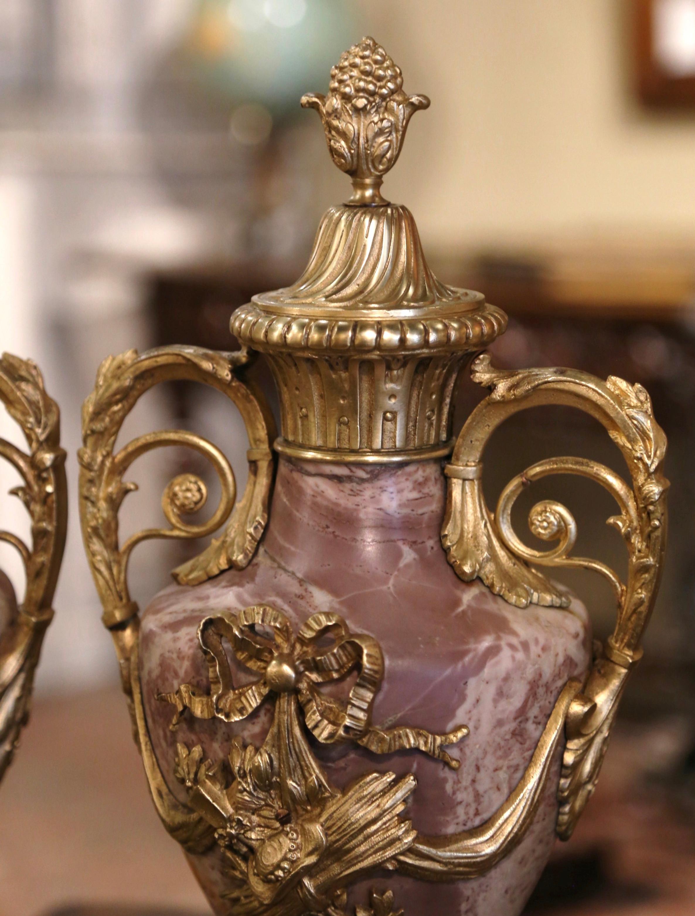 Paar französische Cassolettes aus geschnitztem Marmor und vergoldeter Bronze mit Deckel aus dem 19. Jahrhundert (Französisch) im Angebot
