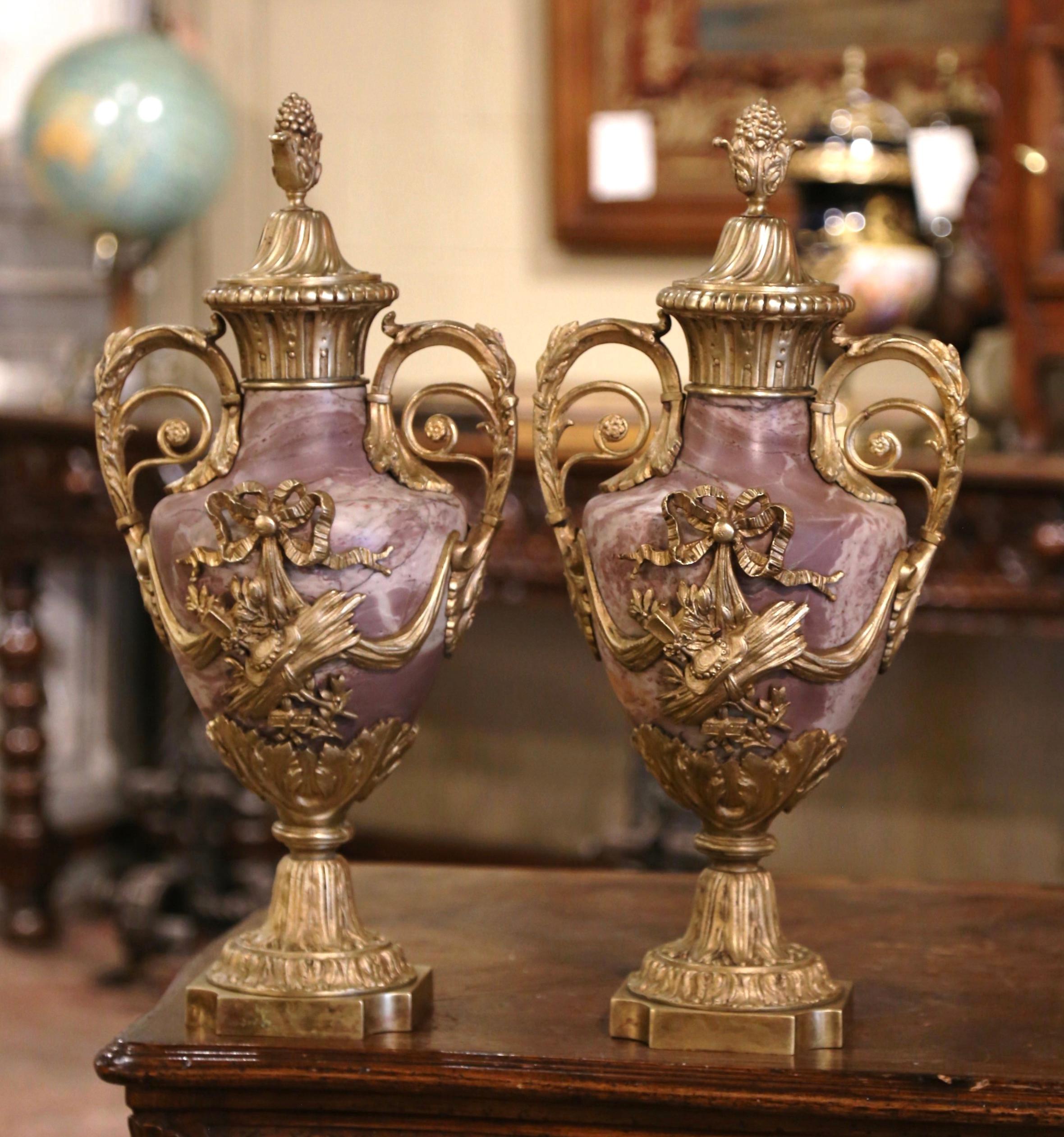 Patiné Paire de Cassolettes françaises du 19ème siècle en marbre sculpté et bronze doré recouverts en vente