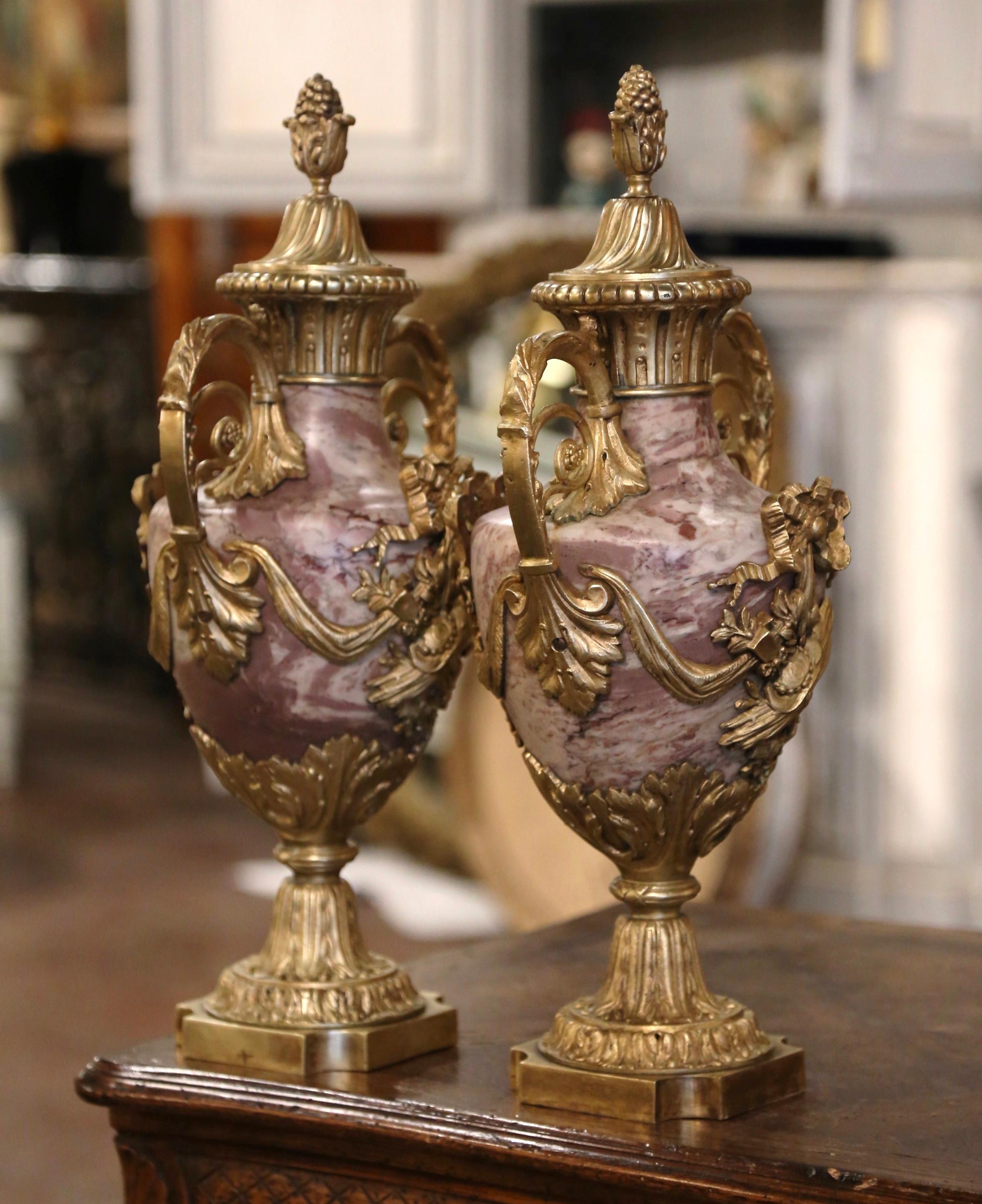 Bronze Paire de Cassolettes françaises du 19ème siècle en marbre sculpté et bronze doré recouverts en vente