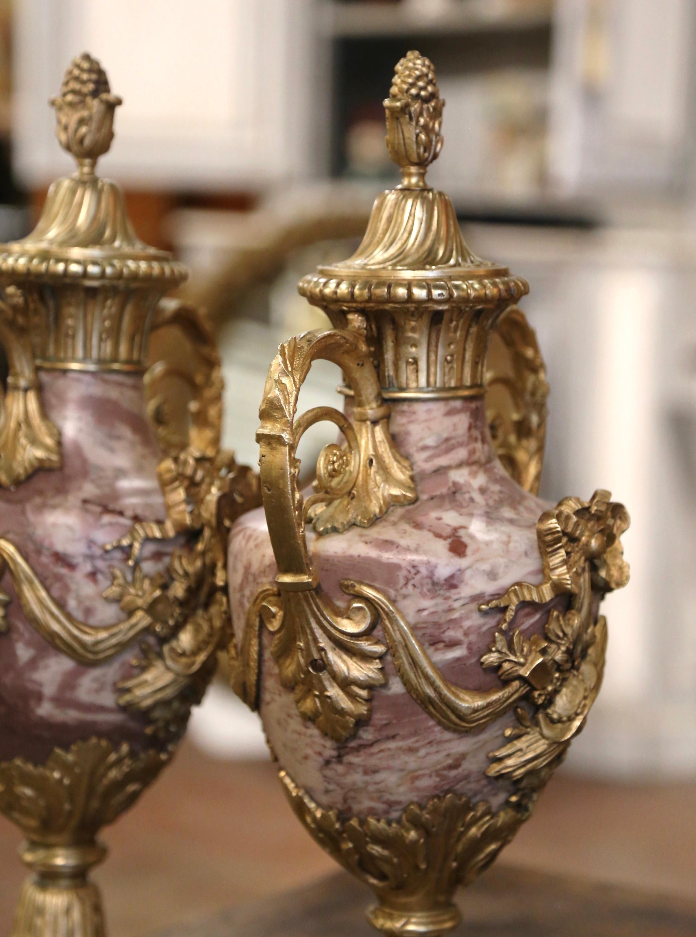 Paar französische Cassolettes aus geschnitztem Marmor und vergoldeter Bronze mit Deckel aus dem 19. Jahrhundert im Angebot 3