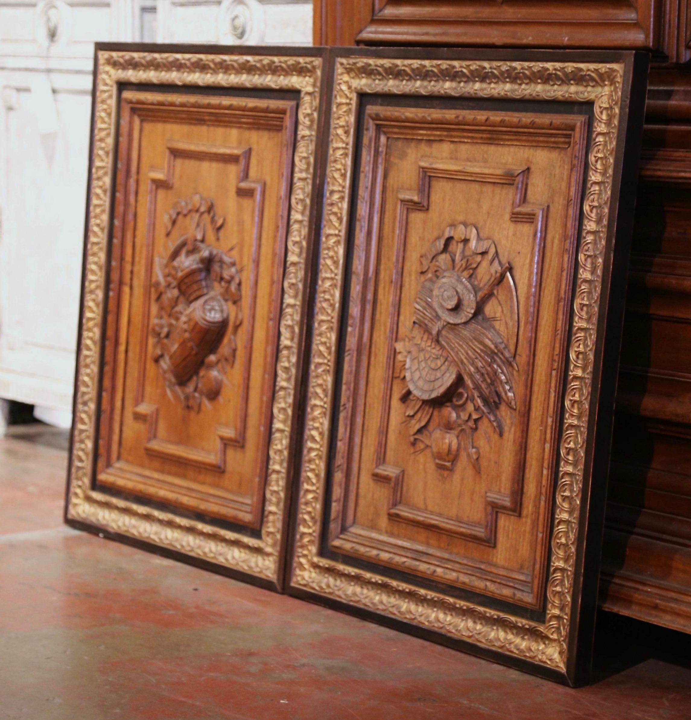 XIXe siècle Paire de panneaux de porte muraux en chêne sculpté français du 19ème siècle dans des cadres dorés en vente