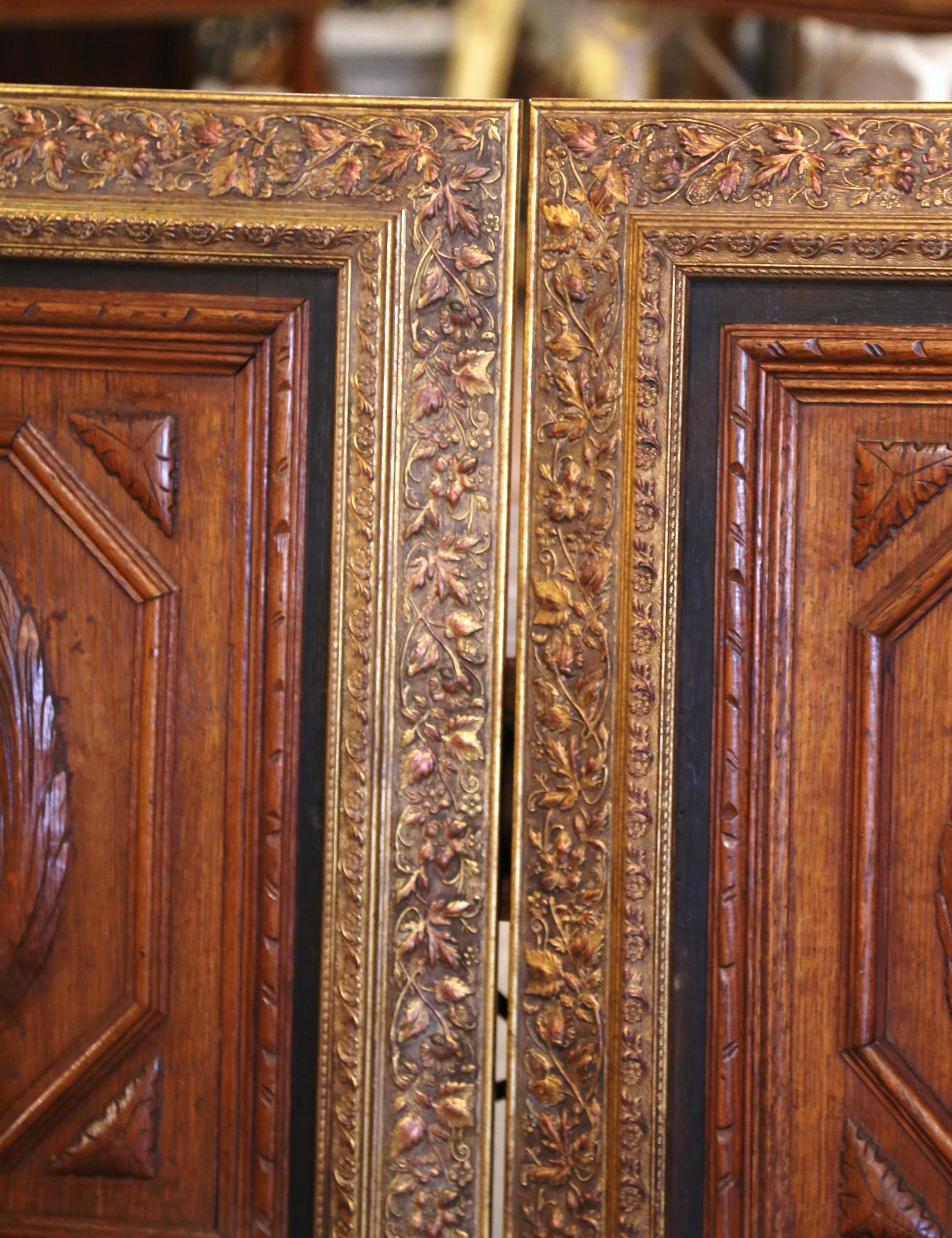 Paire de panneaux muraux en chêne sculpté français du 19ème siècle avec faisans dans des cadres dorés Excellent état - En vente à Dallas, TX