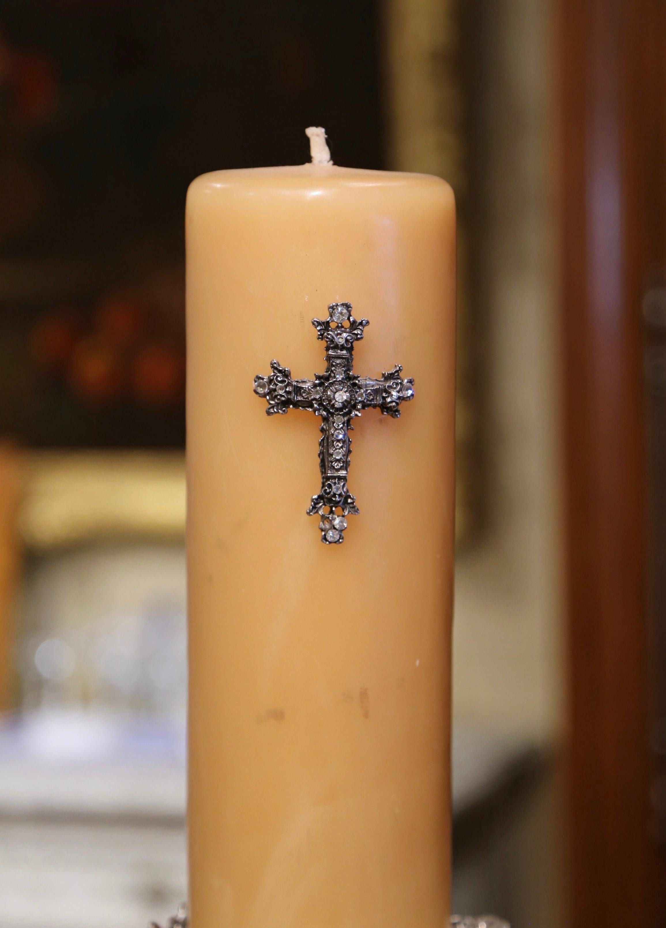 Coppia di portacandele francesi del XIX secolo in ottone placcato d'argento e scolpito in vendita 3