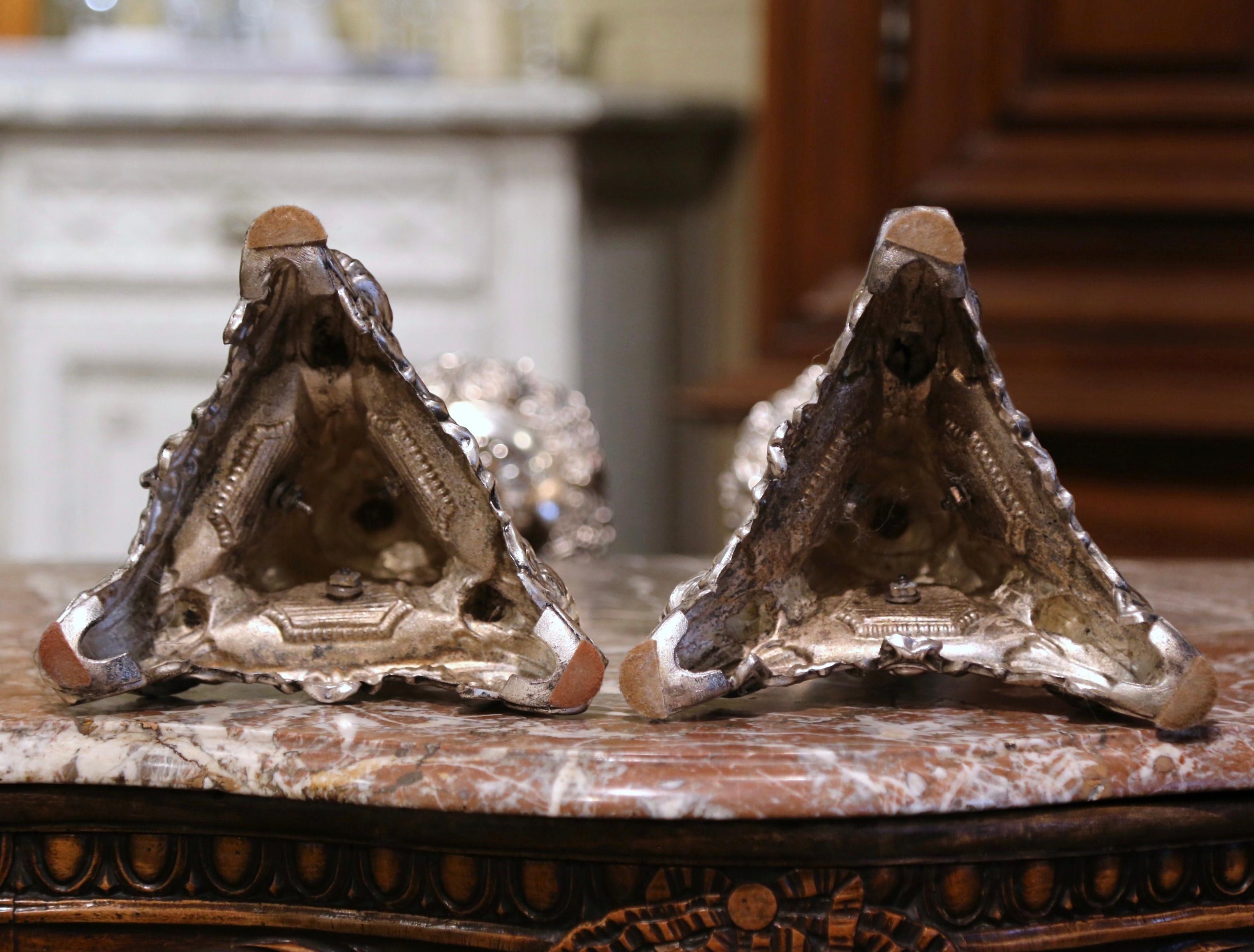 Paar französische geschnitzte, versilberte Repousse-Kerzenständer aus Messing aus dem 19. Jahrhundert im Angebot 6