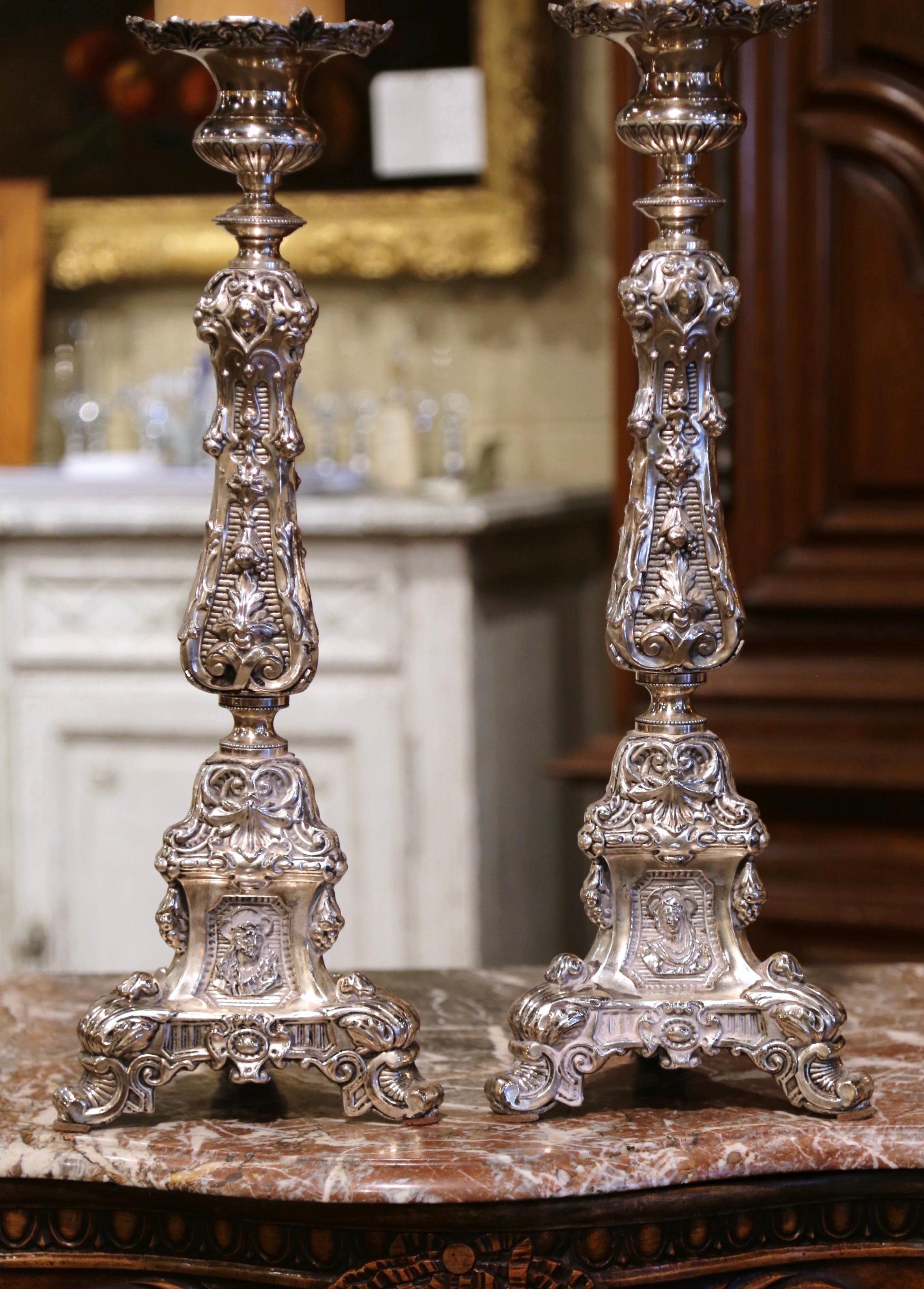Paar französische geschnitzte, versilberte Repousse-Kerzenständer aus Messing aus dem 19. Jahrhundert (Louis XV.) im Angebot