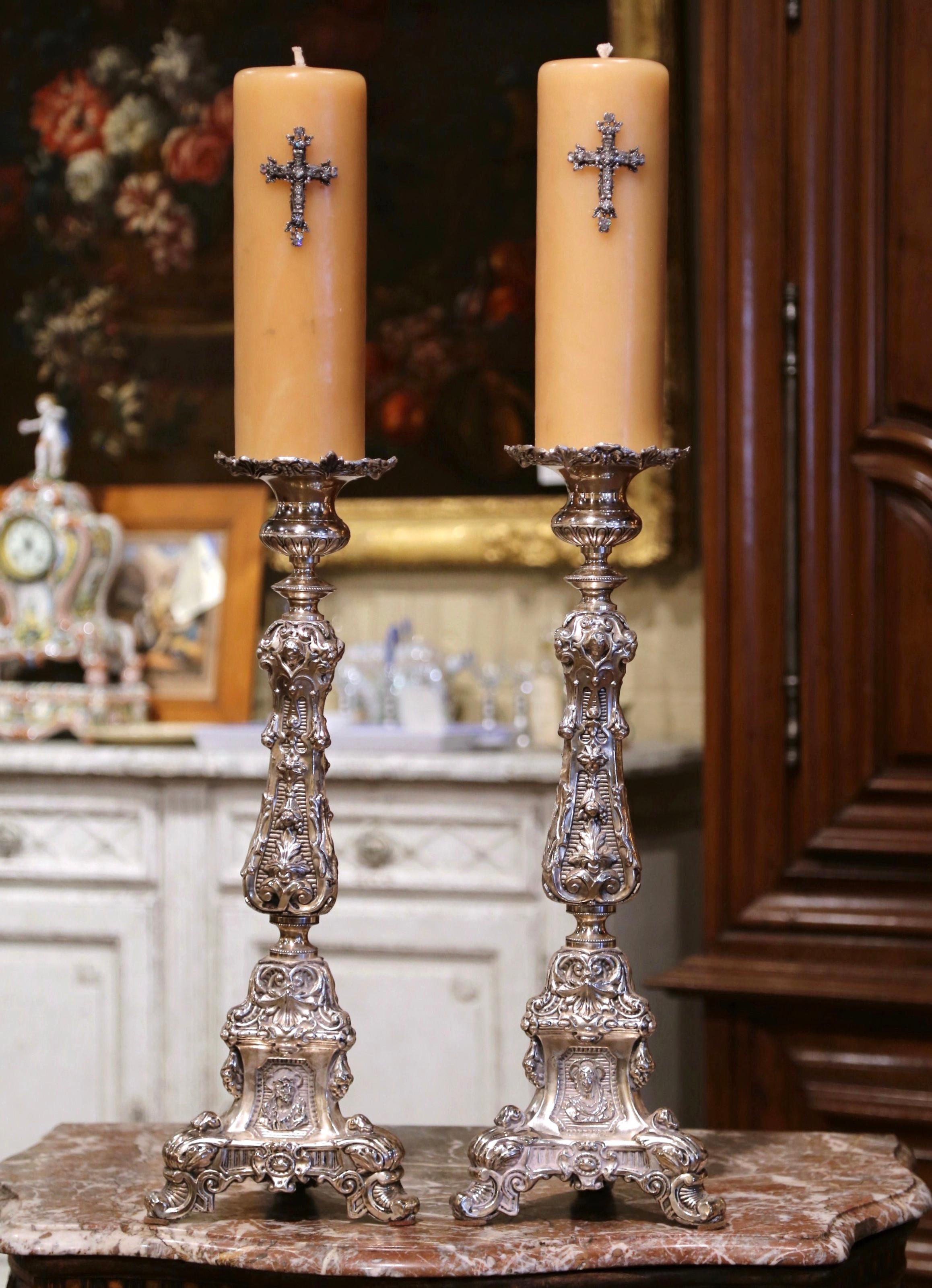 Paar französische geschnitzte, versilberte Repousse-Kerzenständer aus Messing aus dem 19. Jahrhundert (Französisch) im Angebot