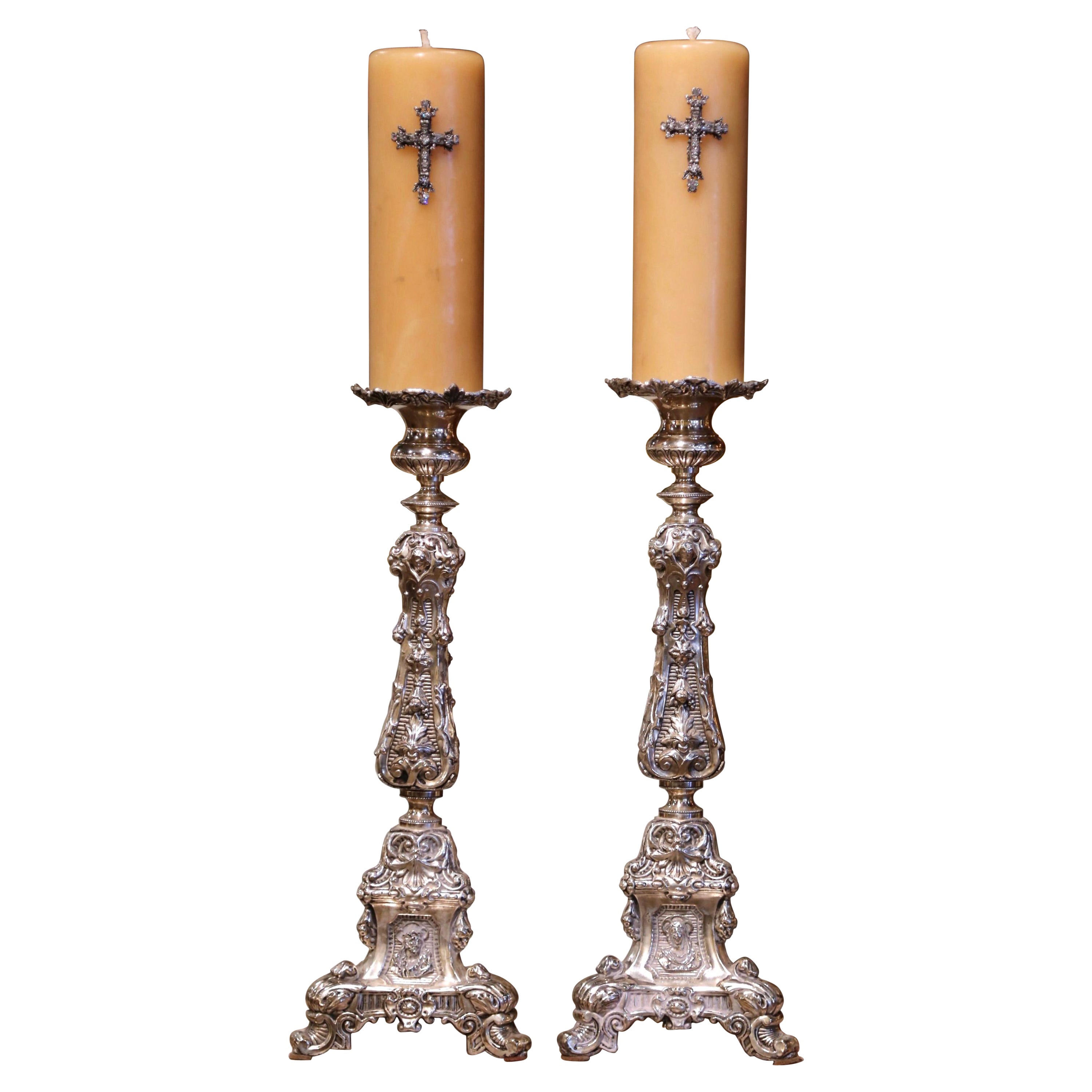 Pareja de candelabros franceses del siglo XIX de latón plateado con repujado tallado en venta