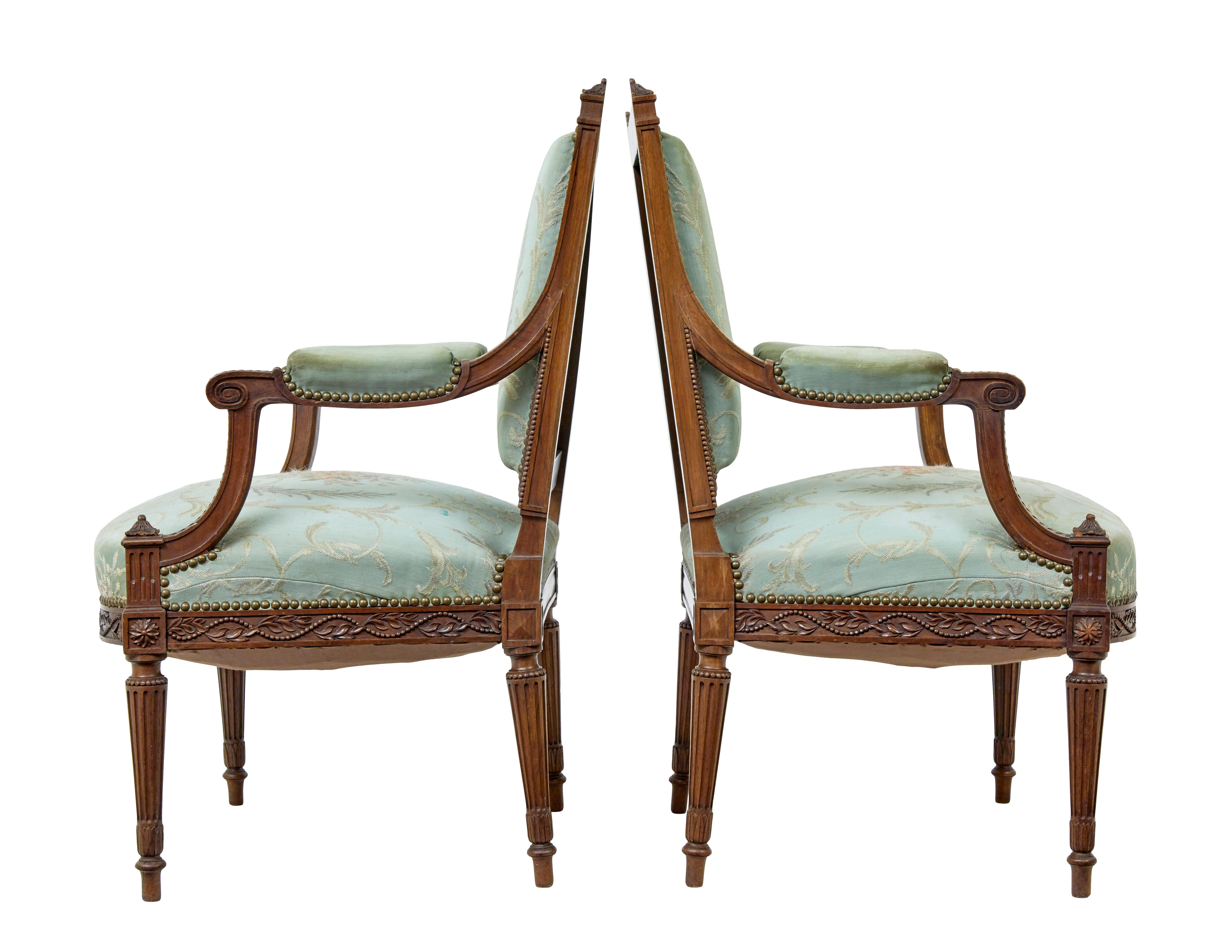 Paire de fauteuils en noyer sculpté du XIXe siècle, vers 1890.

Paire de fauteuils français de bonne qualité, en noyer.  Profondément sculpté sur toutes les surfaces dans le massif. Cadre ouvert, avec des accoudoirs sculptés en forme, chacun
