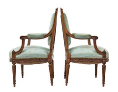 Coppia di poltrone francesi in noce intagliato del XIX secolo