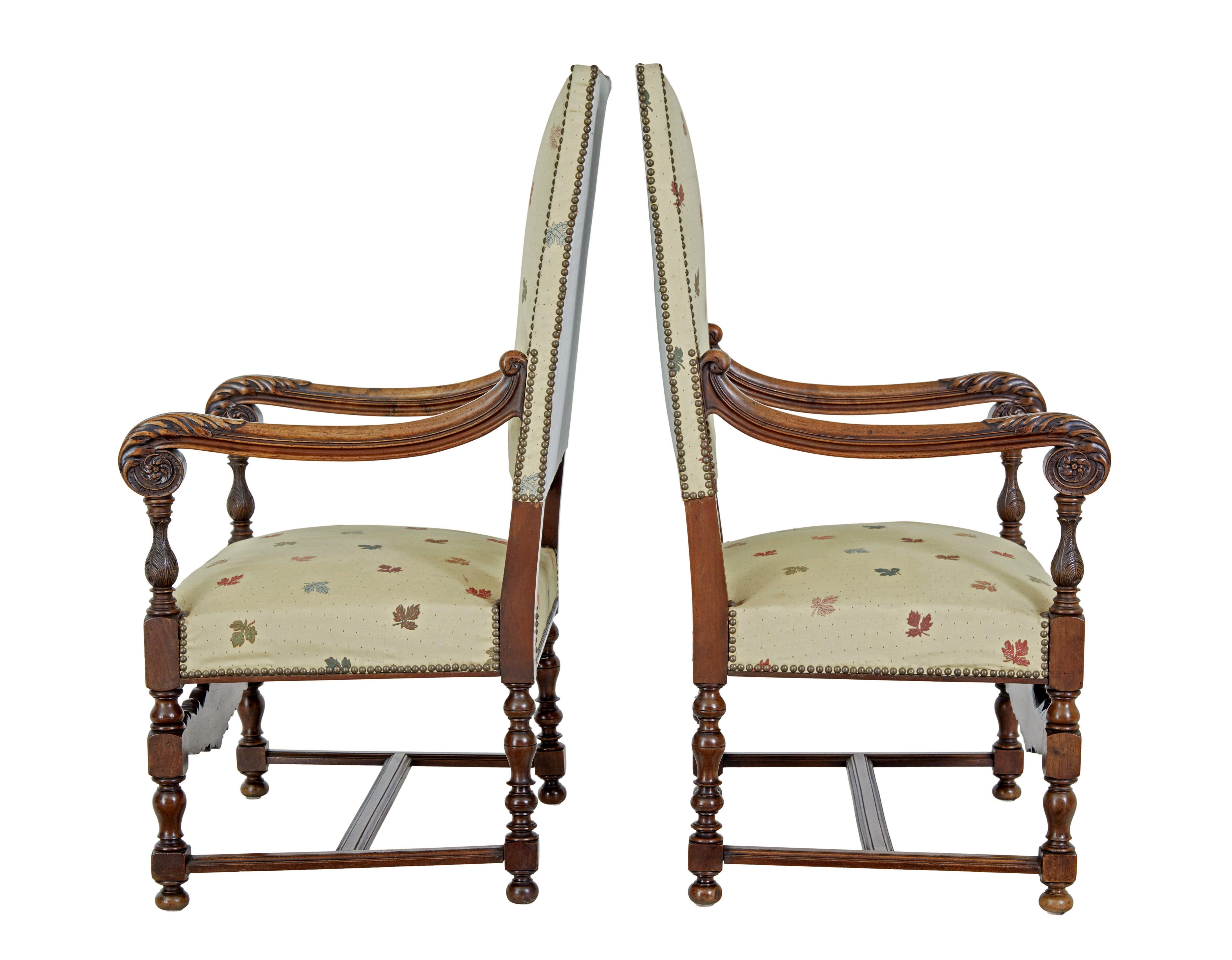Poltrone francesi in noce intagliato del XIX secolo, circa 1880.

Elegante coppia di poltrone del XIX secolo dalle dimensioni generose. Bracci scolpiti con foglie d'acanto e tondi intagliati. Dettaglio intagliato nella parte inferiore dello